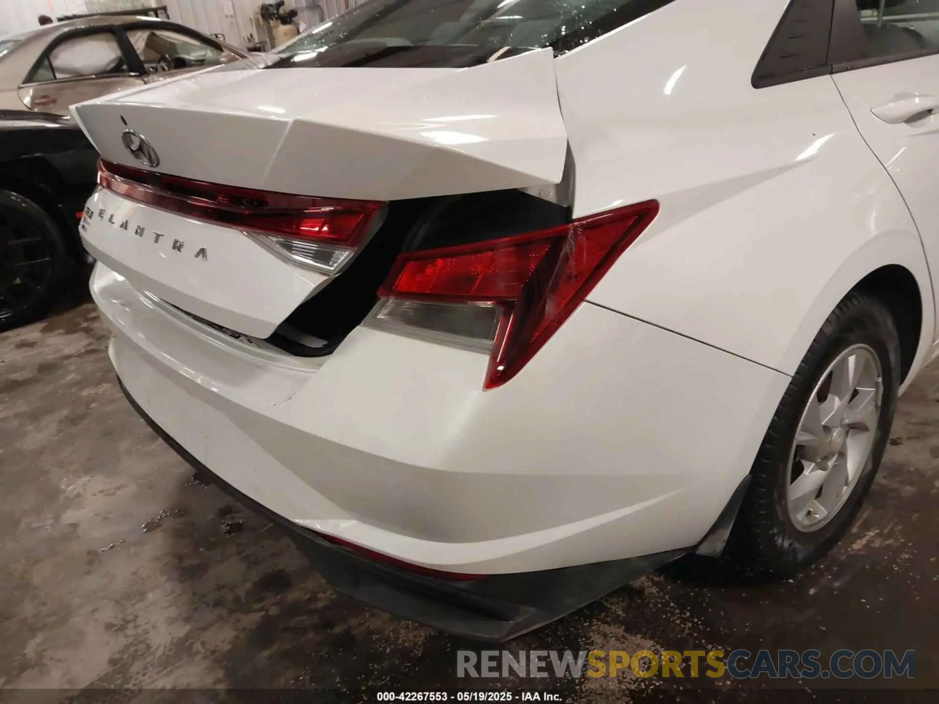 18 Photograph of a damaged car 5NPLL4AG6NH059068 HYUNDAI ELANTRA 2022
