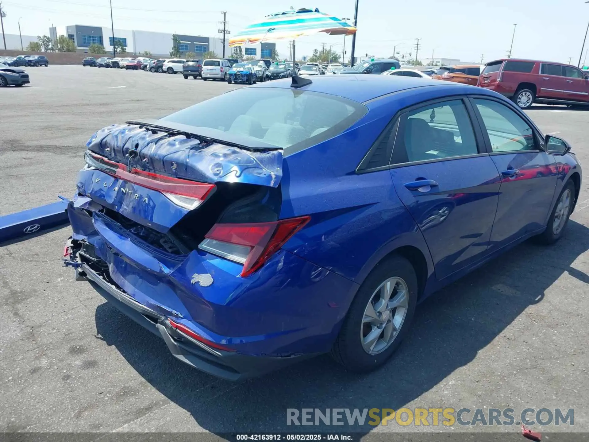 4 Photograph of a damaged car 5NPLL4AG9NH082246 HYUNDAI ELANTRA 2022