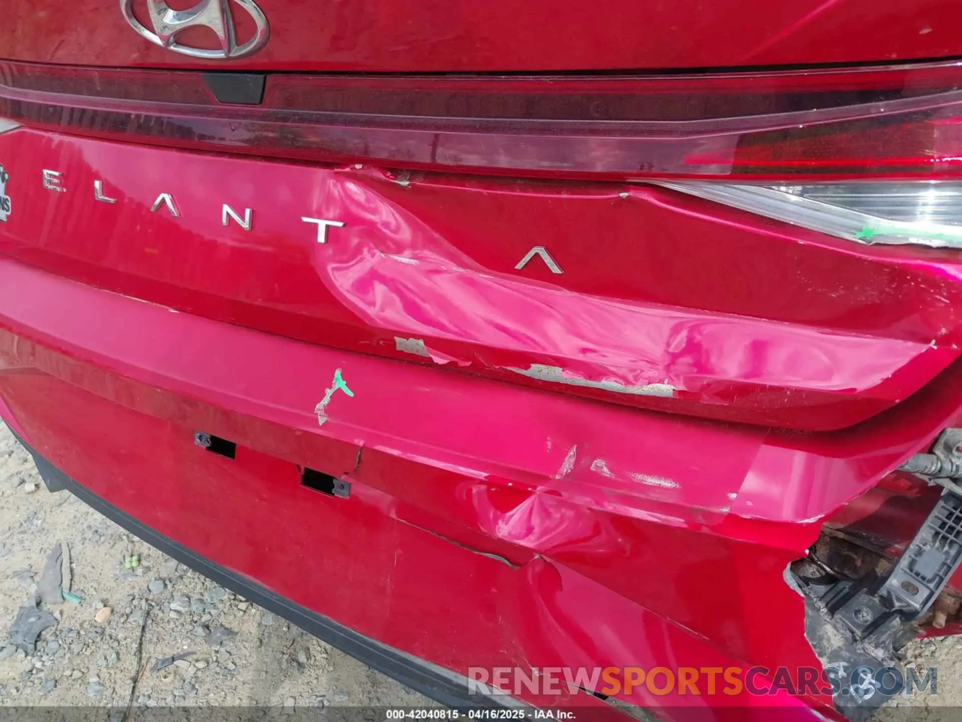 18 Photograph of a damaged car 5NPLL4AGXNH072597 HYUNDAI ELANTRA 2022