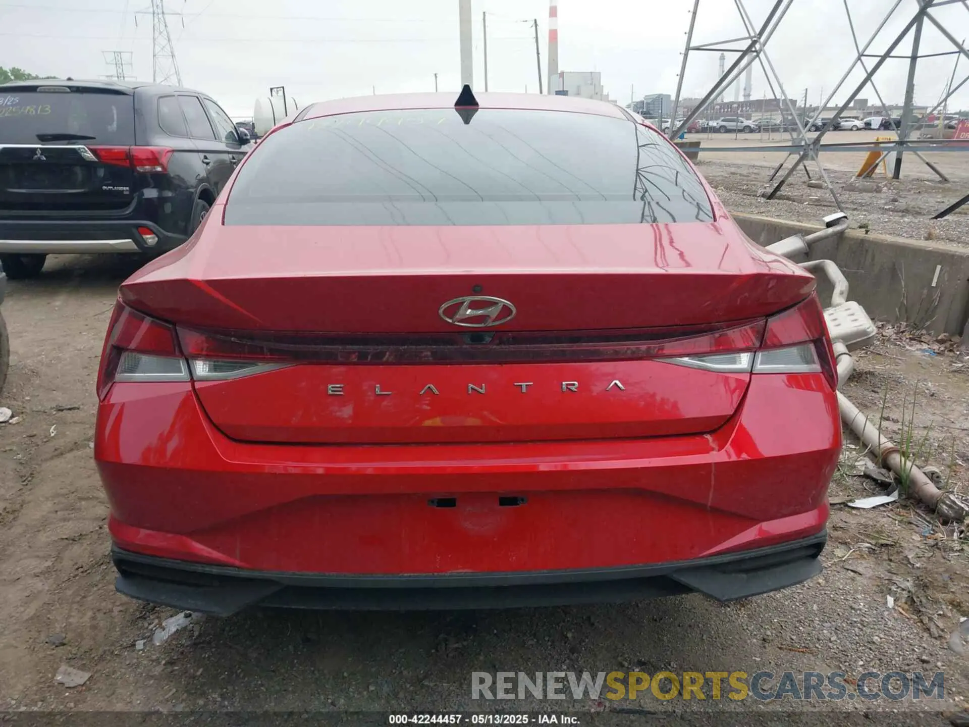 17 Photograph of a damaged car 5NPLM4AG0NH065820 HYUNDAI ELANTRA 2022