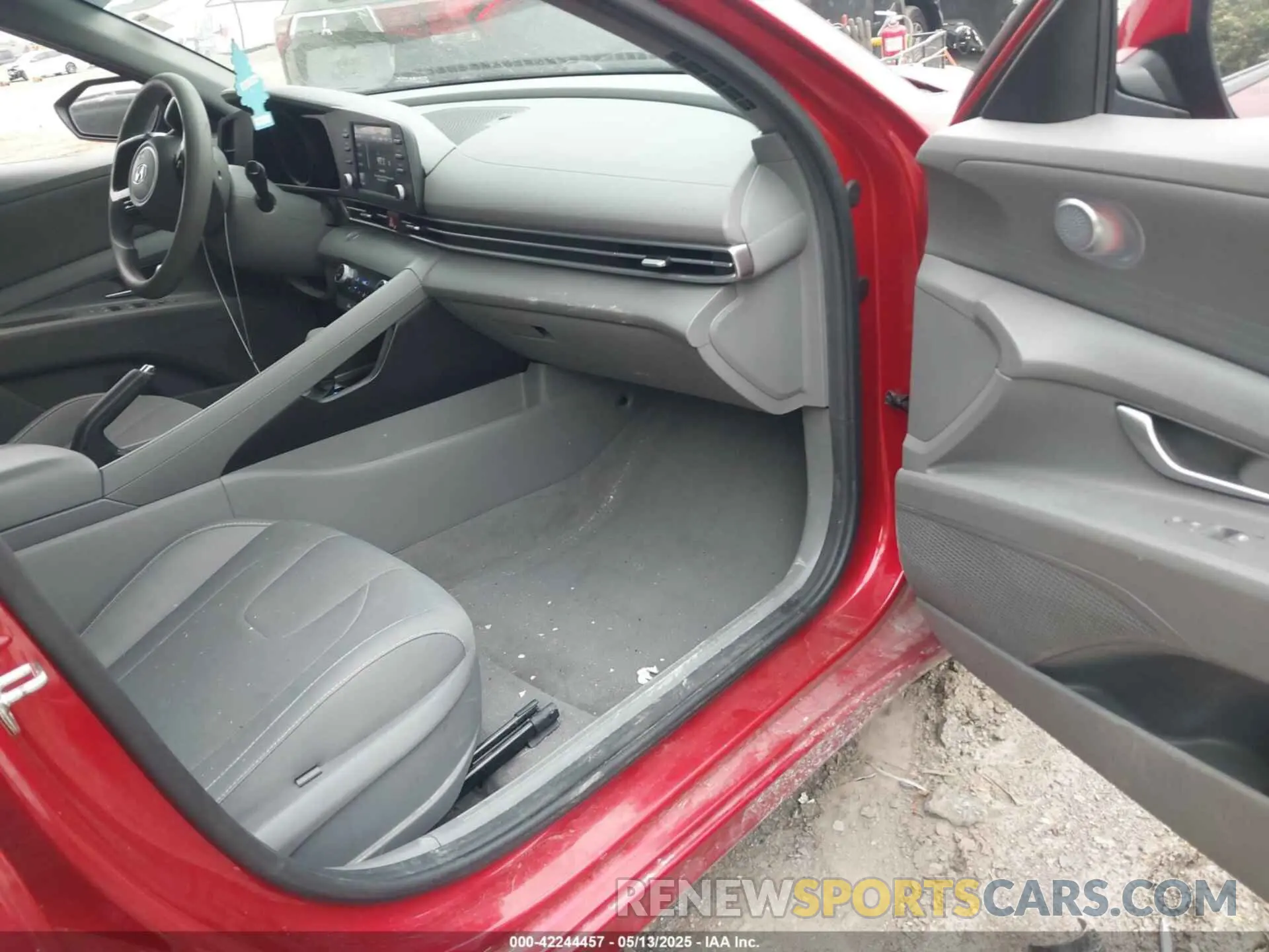 5 Photograph of a damaged car 5NPLM4AG0NH065820 HYUNDAI ELANTRA 2022