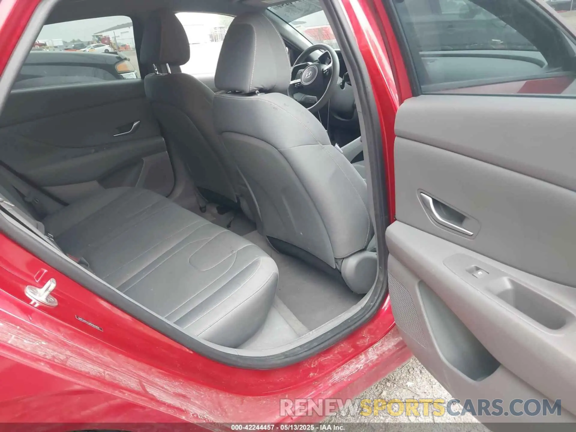8 Photograph of a damaged car 5NPLM4AG0NH065820 HYUNDAI ELANTRA 2022