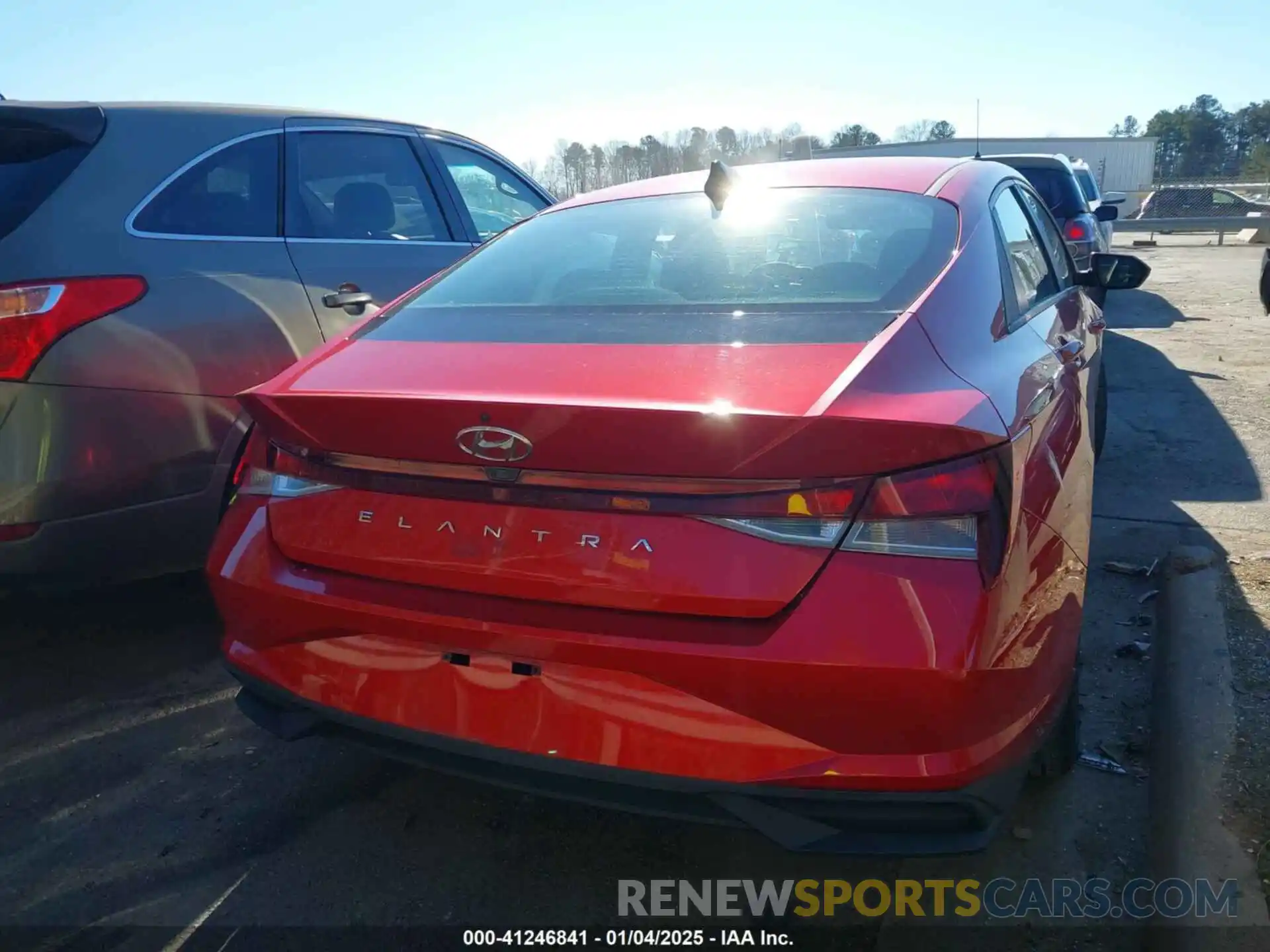 16 Photograph of a damaged car 5NPLM4AG0NH070483 HYUNDAI ELANTRA 2022