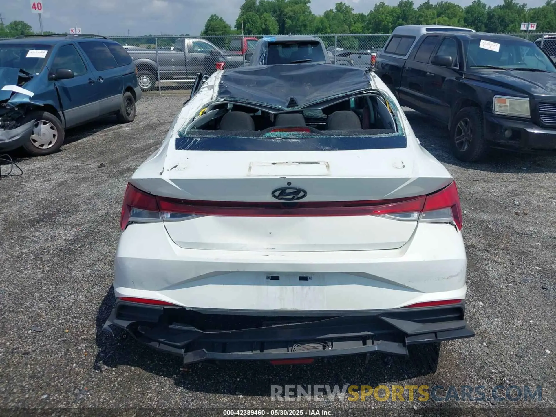 16 Photograph of a damaged car 5NPLM4AG1NH055880 HYUNDAI ELANTRA 2022