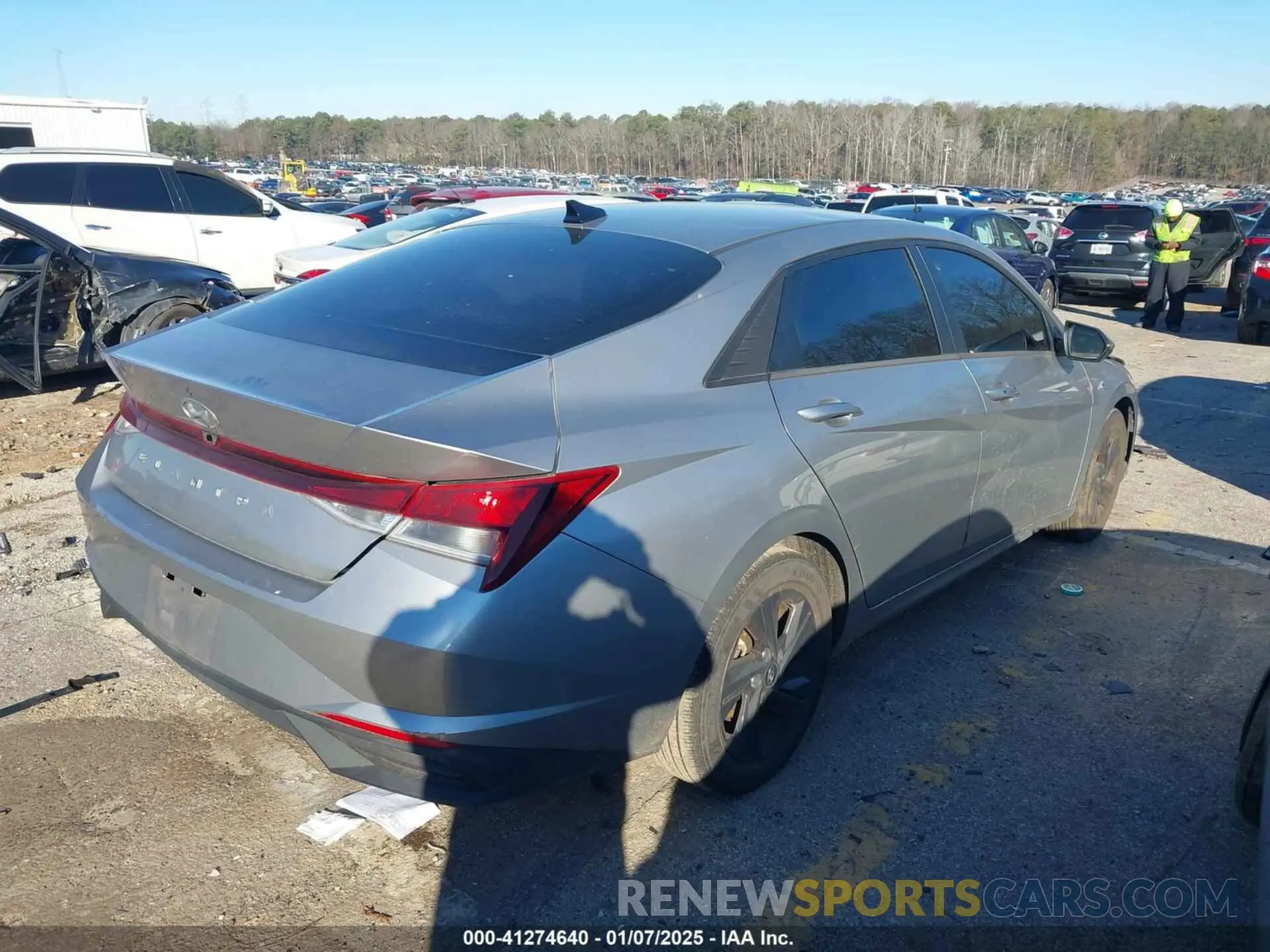 4 Photograph of a damaged car 5NPLM4AG1NH059086 HYUNDAI ELANTRA 2022