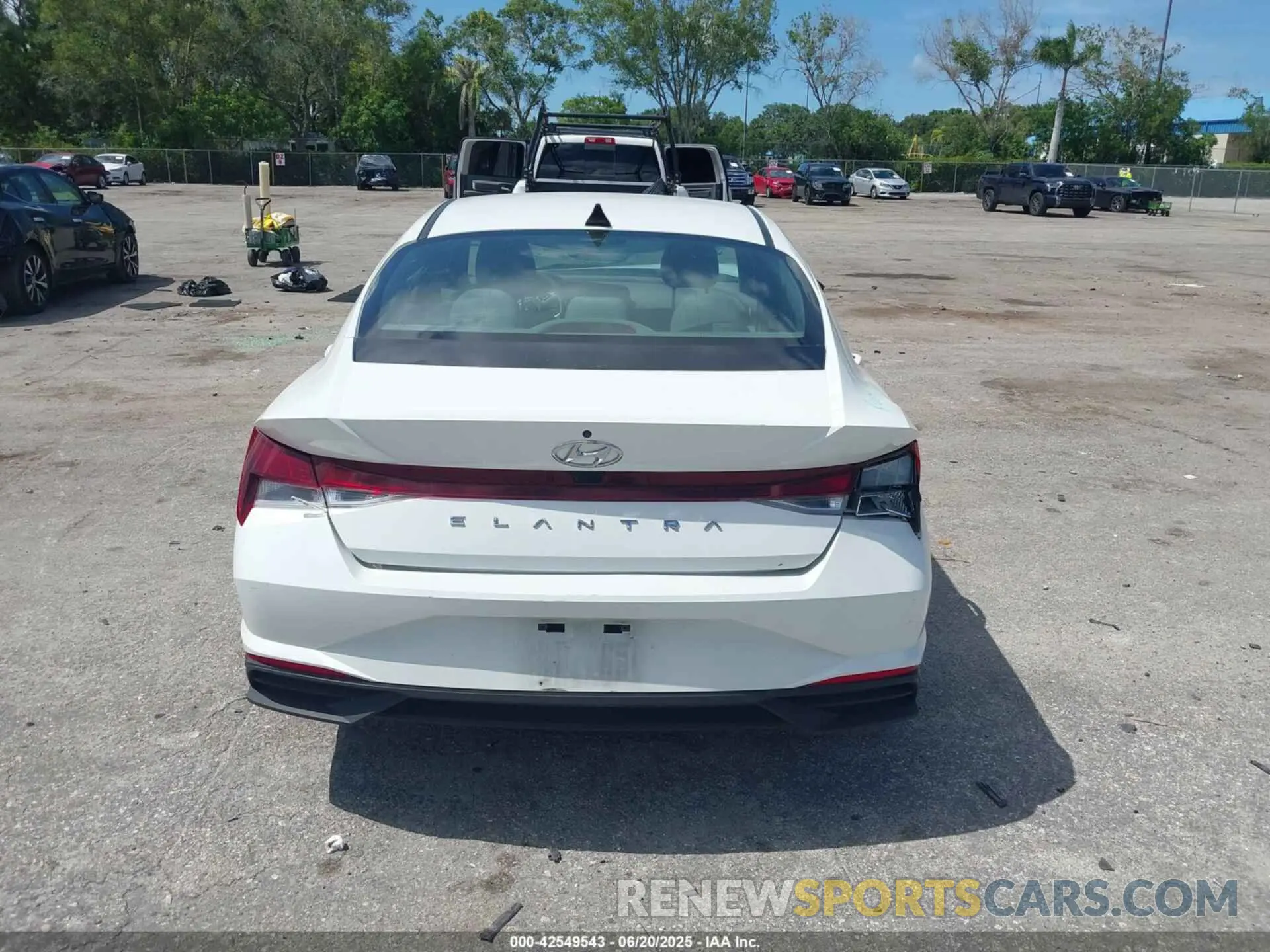 17 Photograph of a damaged car 5NPLM4AG1NH071643 HYUNDAI ELANTRA 2022