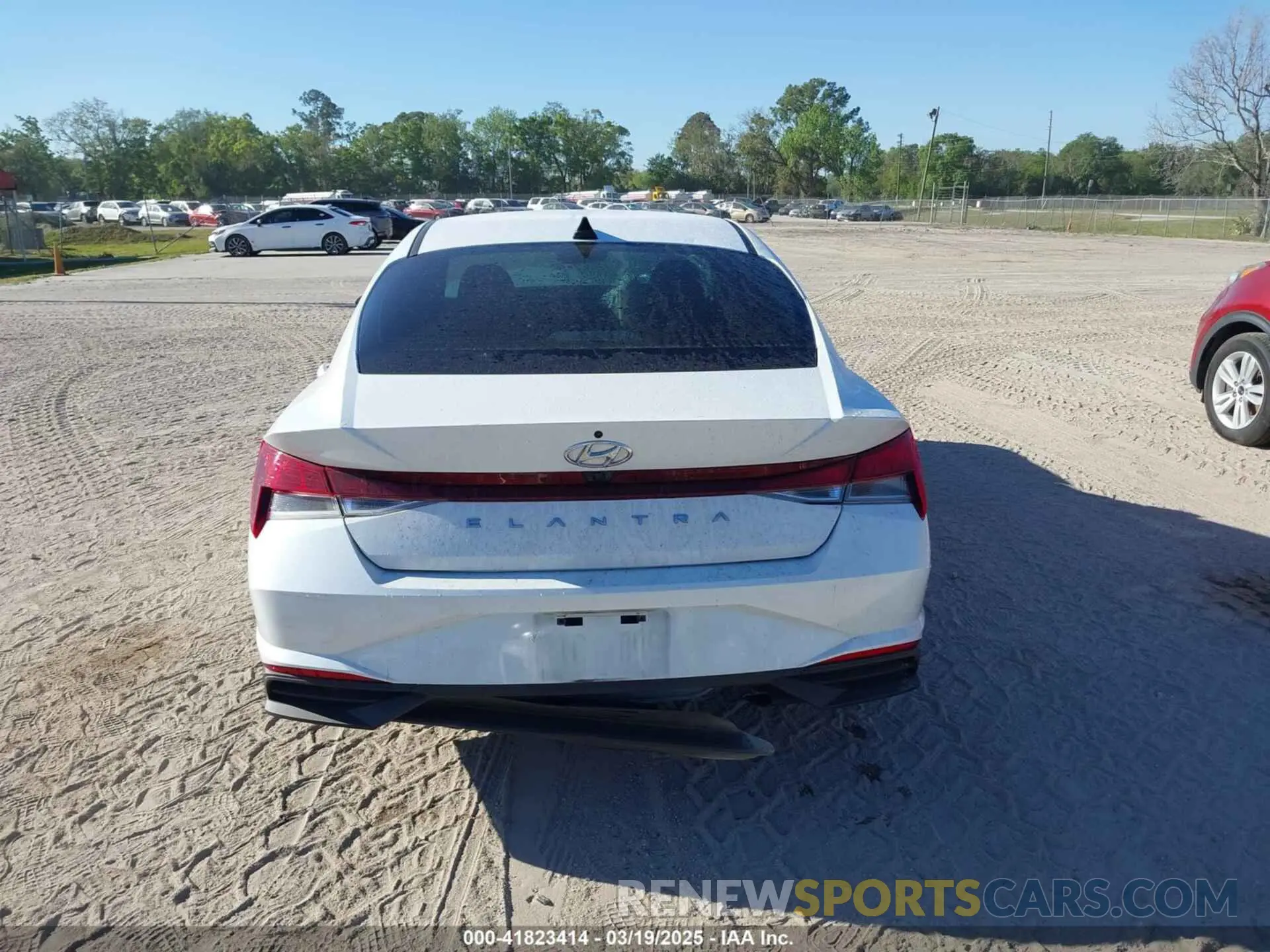 16 Photograph of a damaged car 5NPLM4AG2NH060005 HYUNDAI ELANTRA 2022