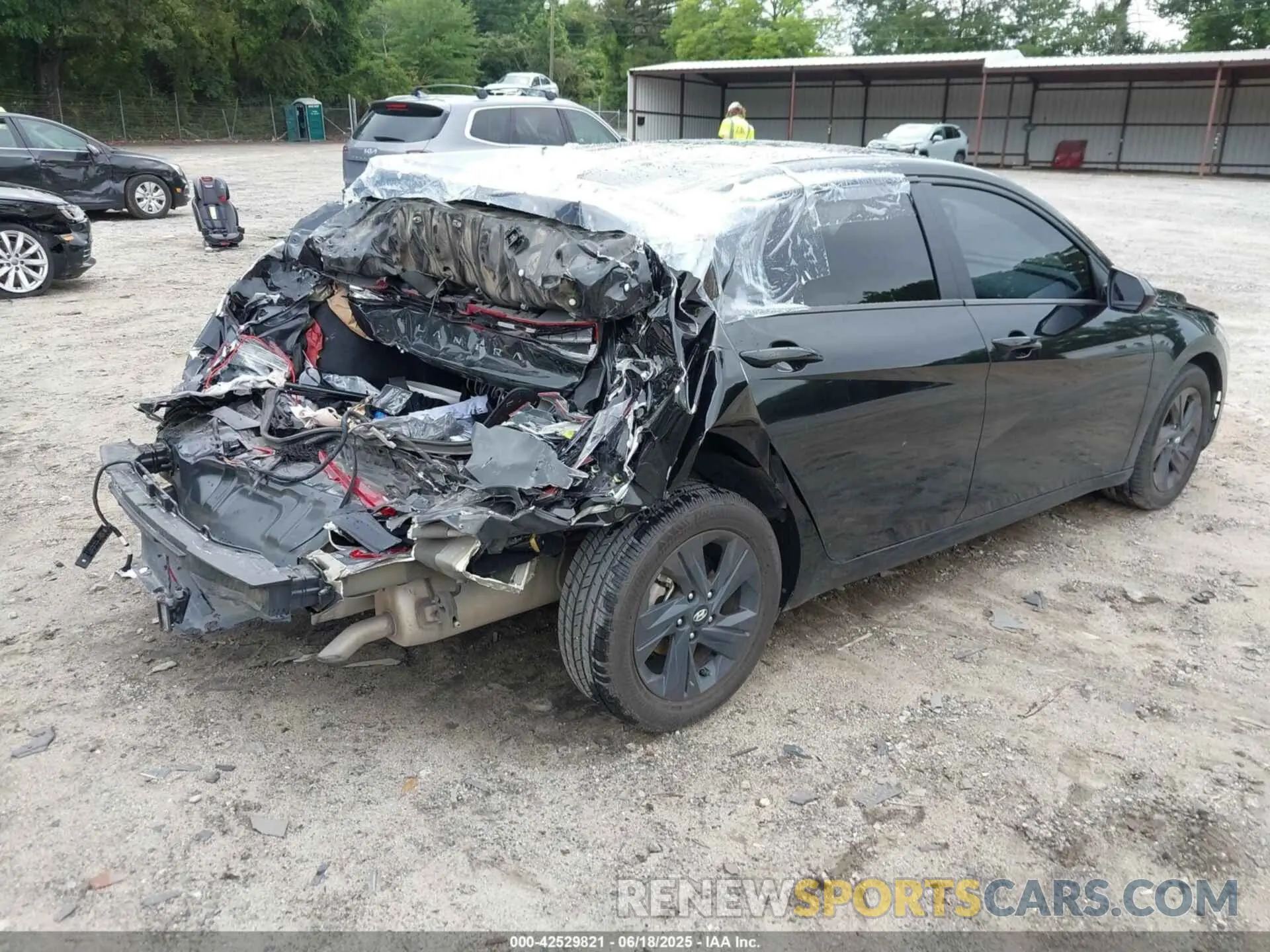 4 Photograph of a damaged car 5NPLM4AG2NH064961 HYUNDAI ELANTRA 2022