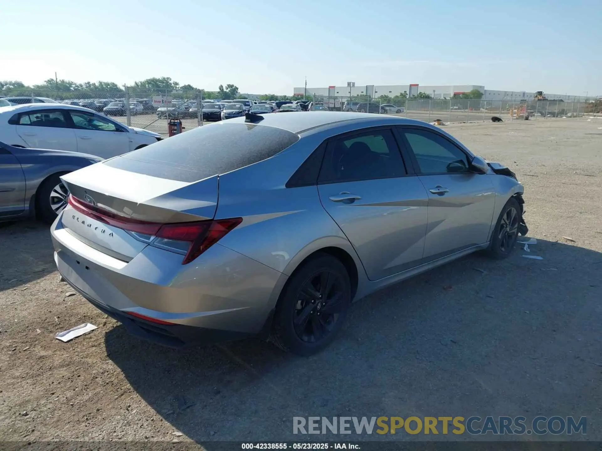 4 Photograph of a damaged car 5NPLM4AG2NH082683 HYUNDAI ELANTRA 2022