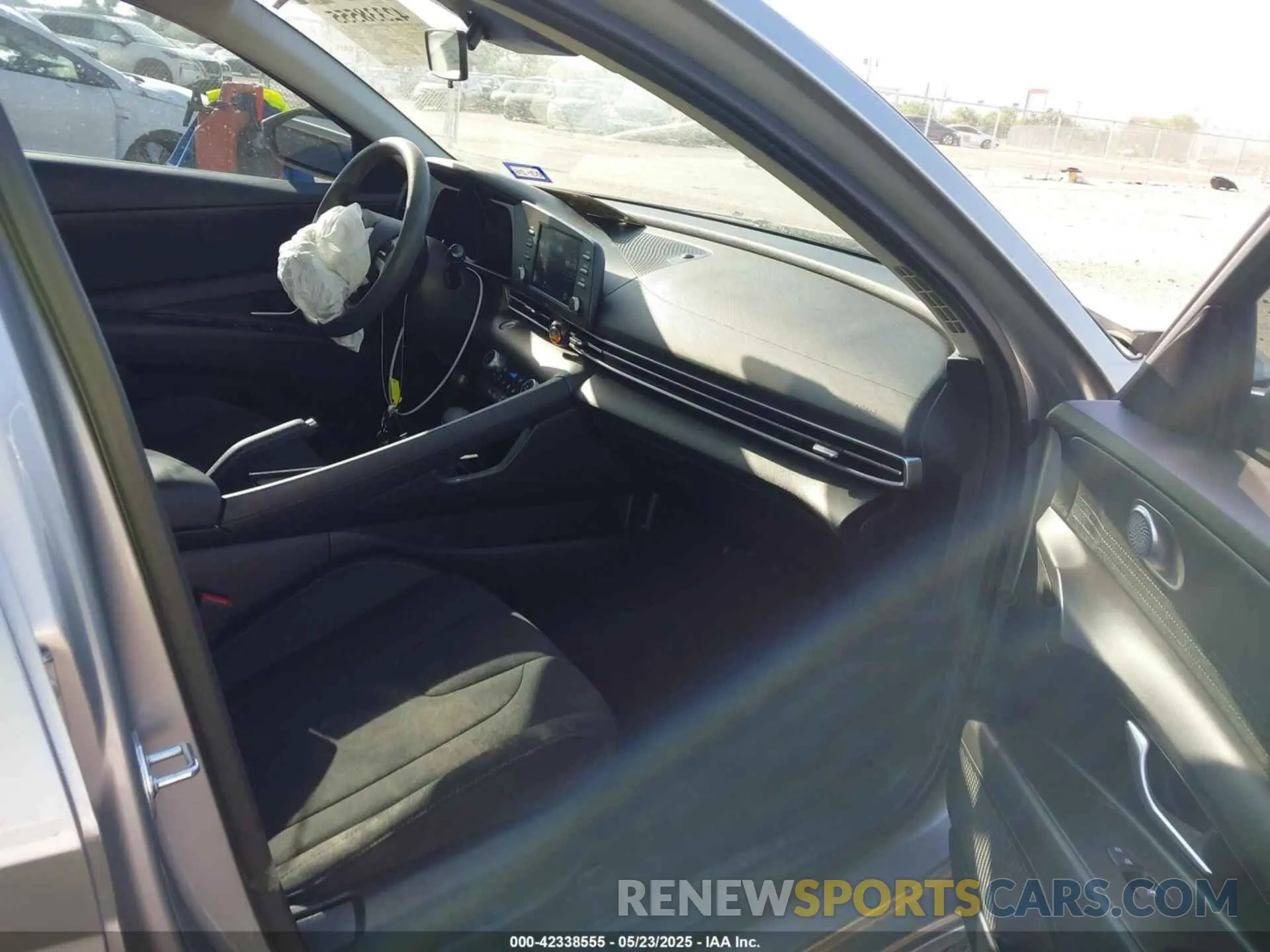 5 Photograph of a damaged car 5NPLM4AG2NH082683 HYUNDAI ELANTRA 2022