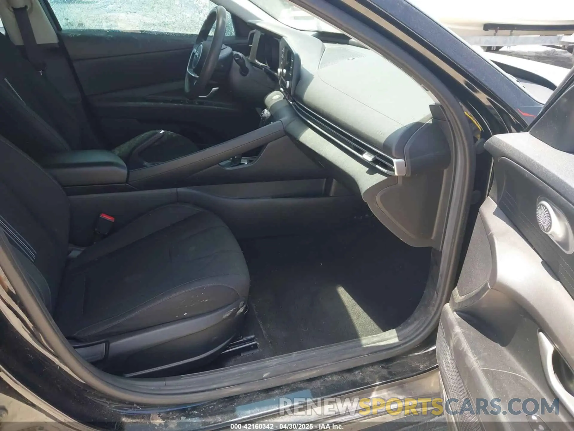 5 Photograph of a damaged car 5NPLM4AG3NH060773 HYUNDAI ELANTRA 2022