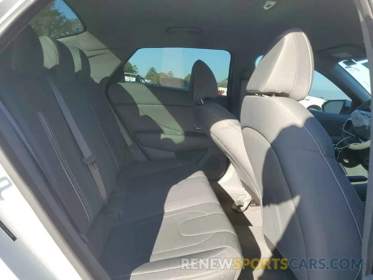10 Photograph of a damaged car 5NPLM4AG3NH074804 HYUNDAI ELANTRA 2022