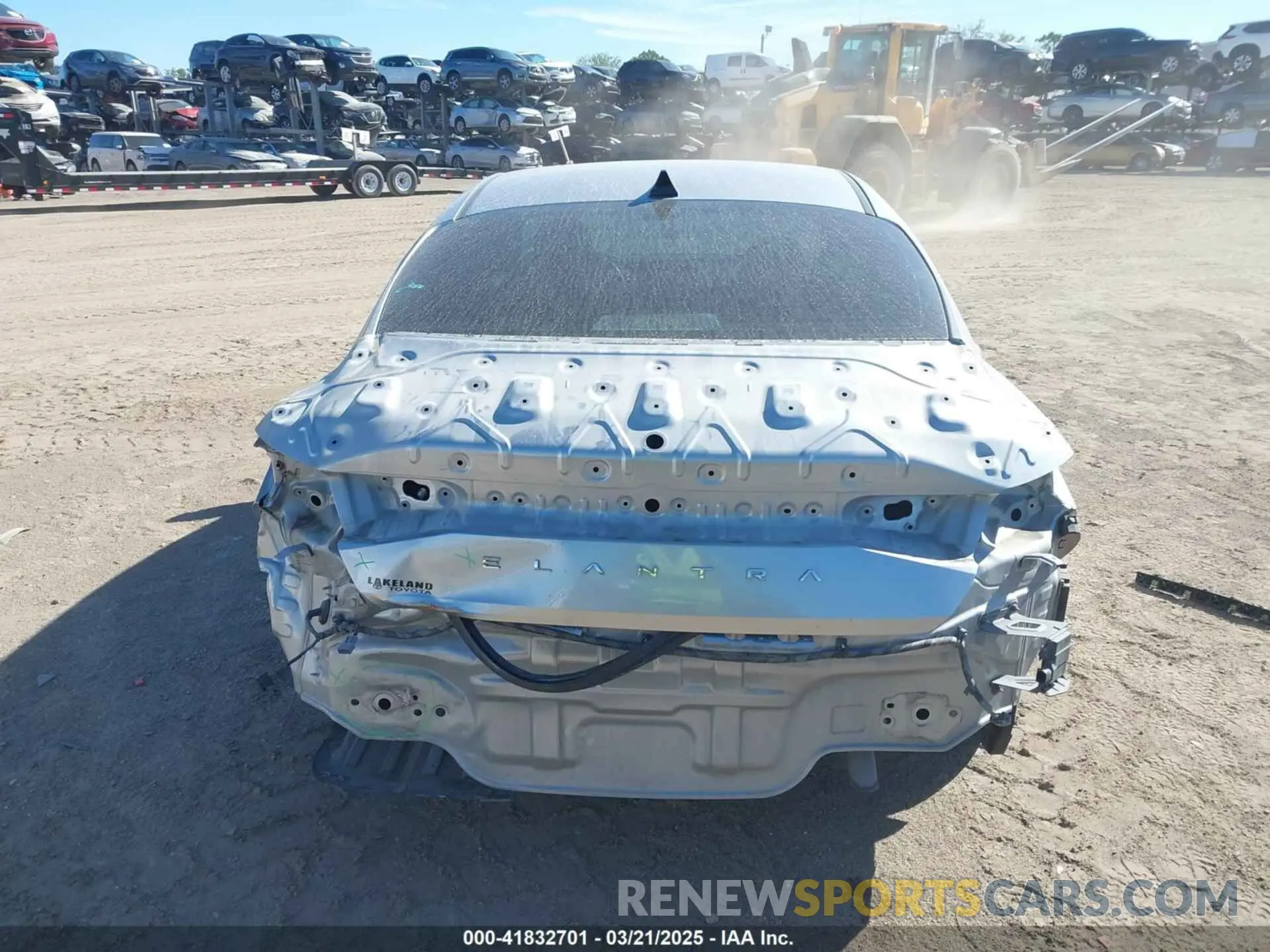 17 Photograph of a damaged car 5NPLM4AG3NH081249 HYUNDAI ELANTRA 2022