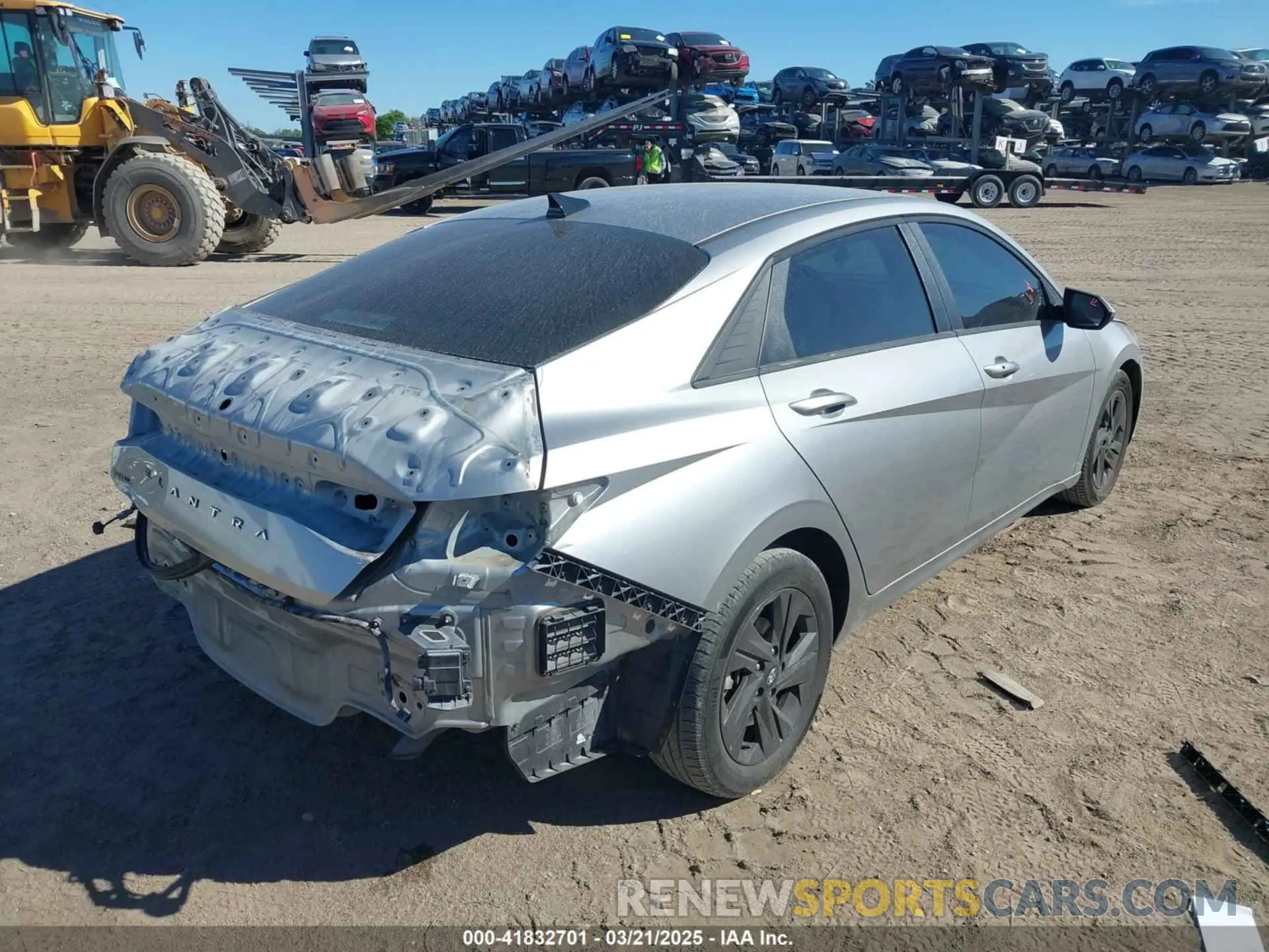 4 Photograph of a damaged car 5NPLM4AG3NH081249 HYUNDAI ELANTRA 2022