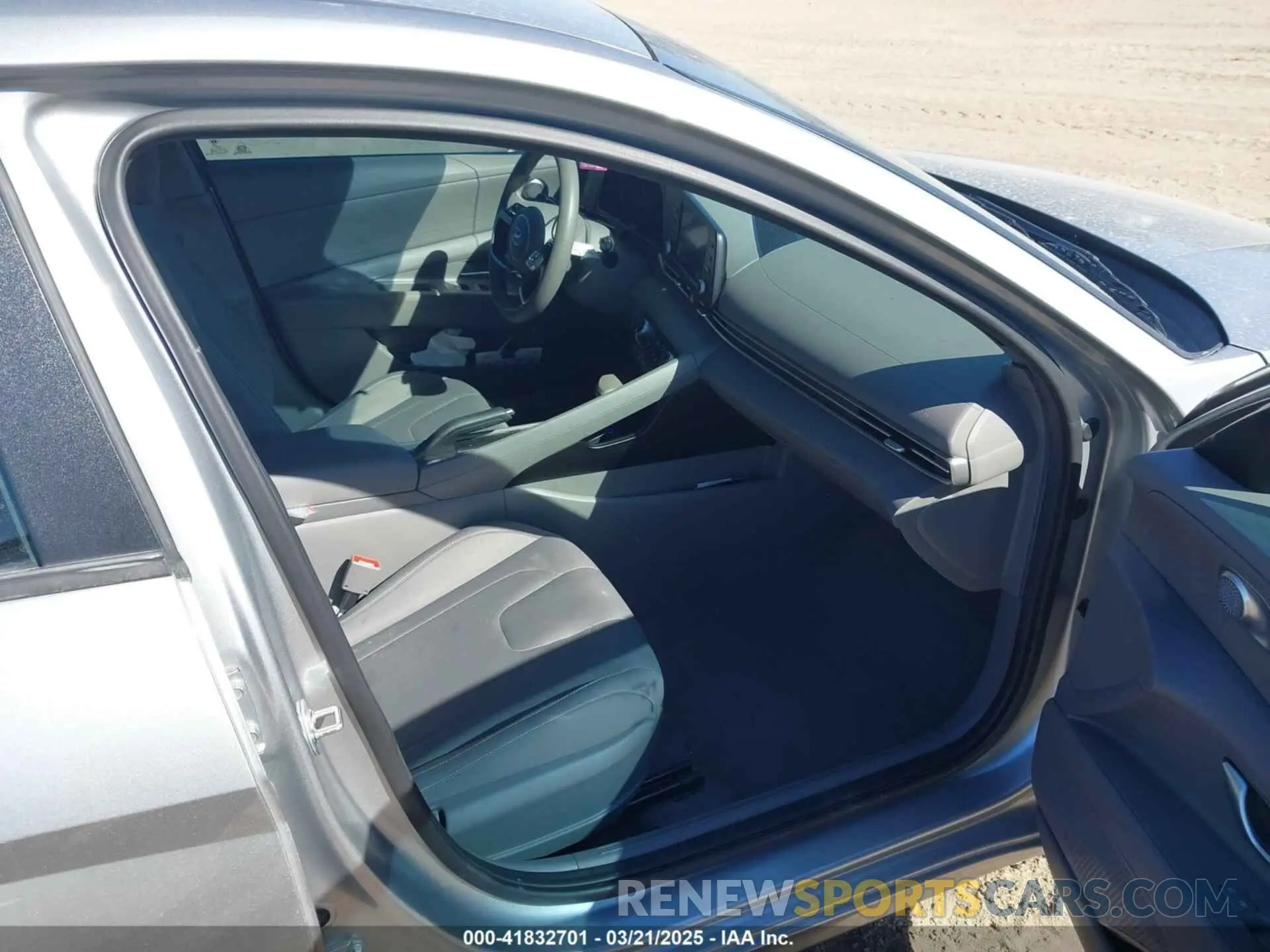 5 Photograph of a damaged car 5NPLM4AG3NH081249 HYUNDAI ELANTRA 2022
