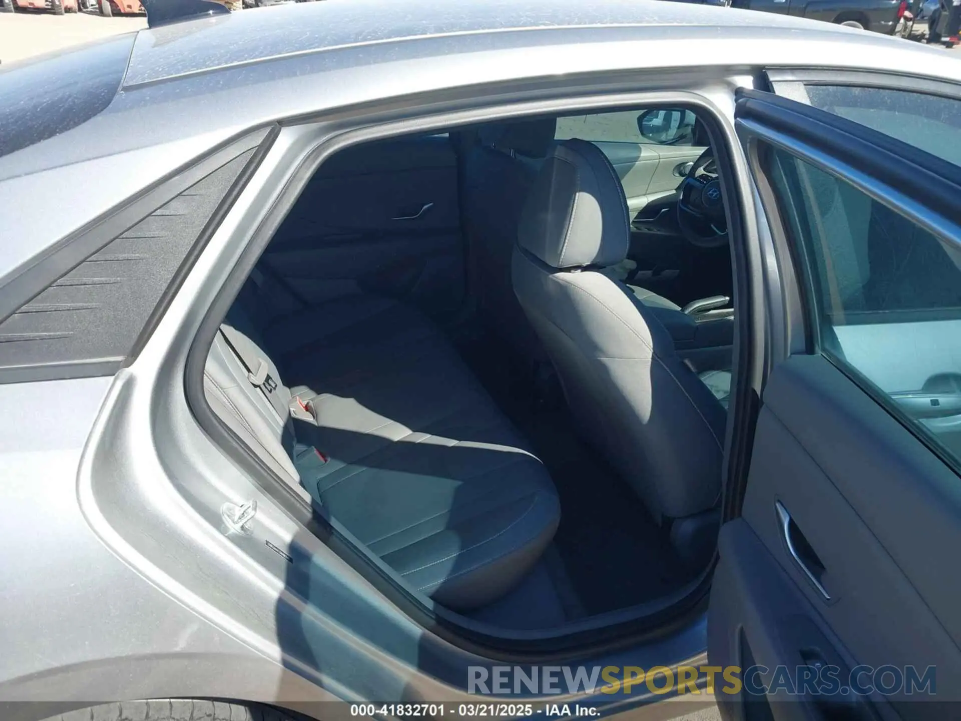 8 Photograph of a damaged car 5NPLM4AG3NH081249 HYUNDAI ELANTRA 2022