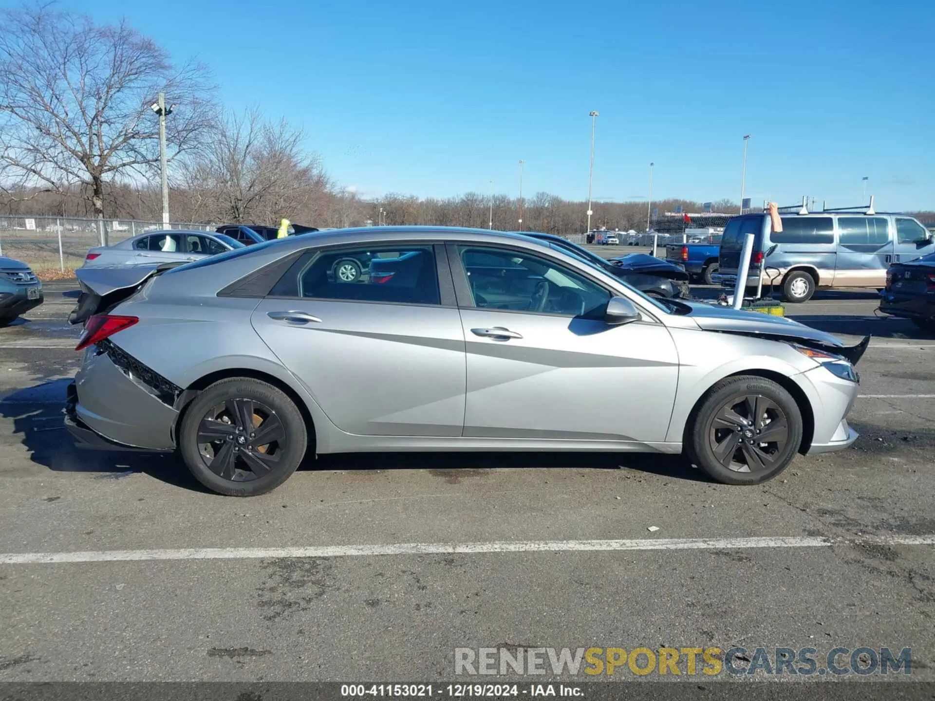 13 Photograph of a damaged car 5NPLM4AG4NH081132 HYUNDAI ELANTRA 2022