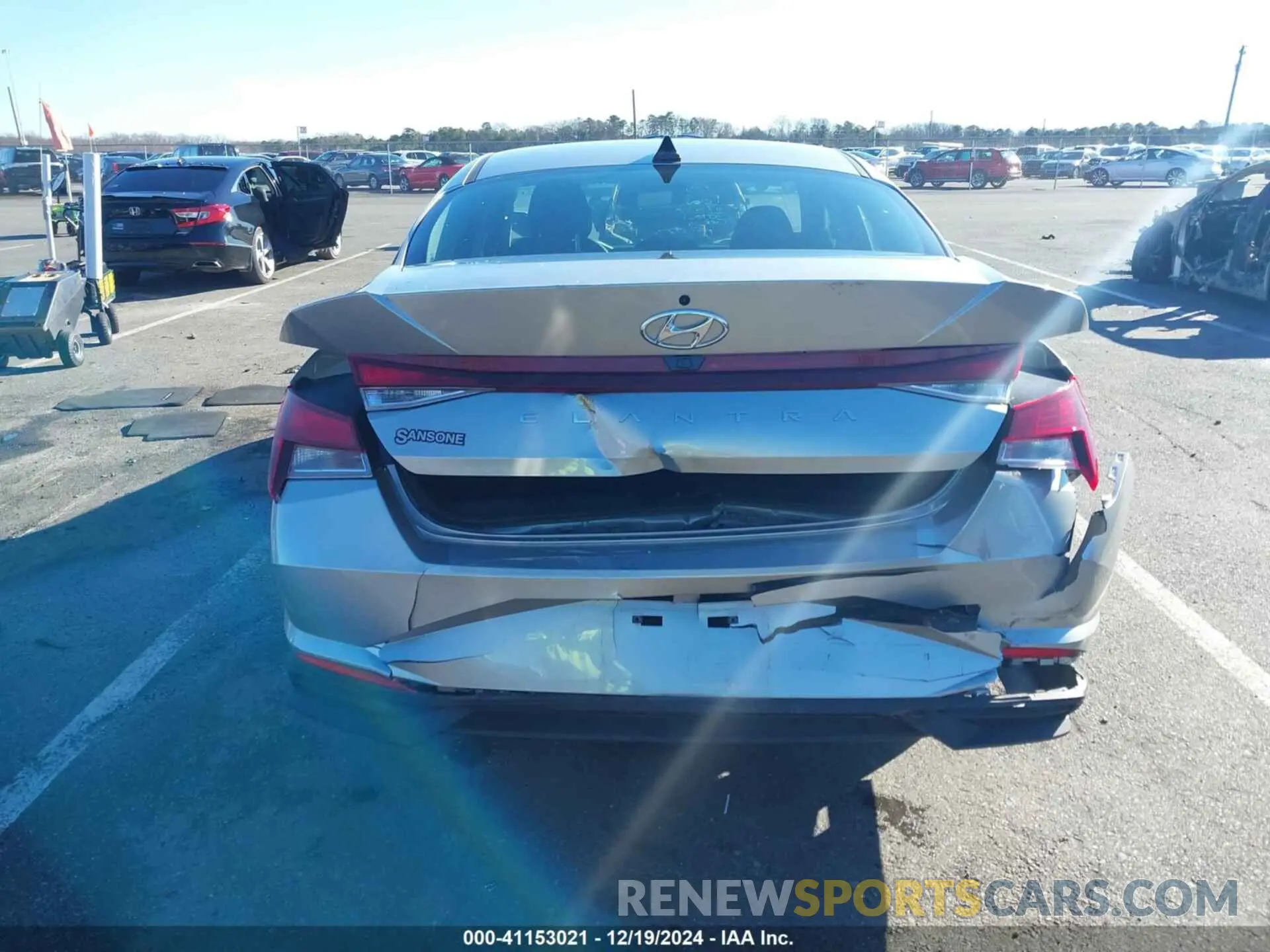 16 Photograph of a damaged car 5NPLM4AG4NH081132 HYUNDAI ELANTRA 2022