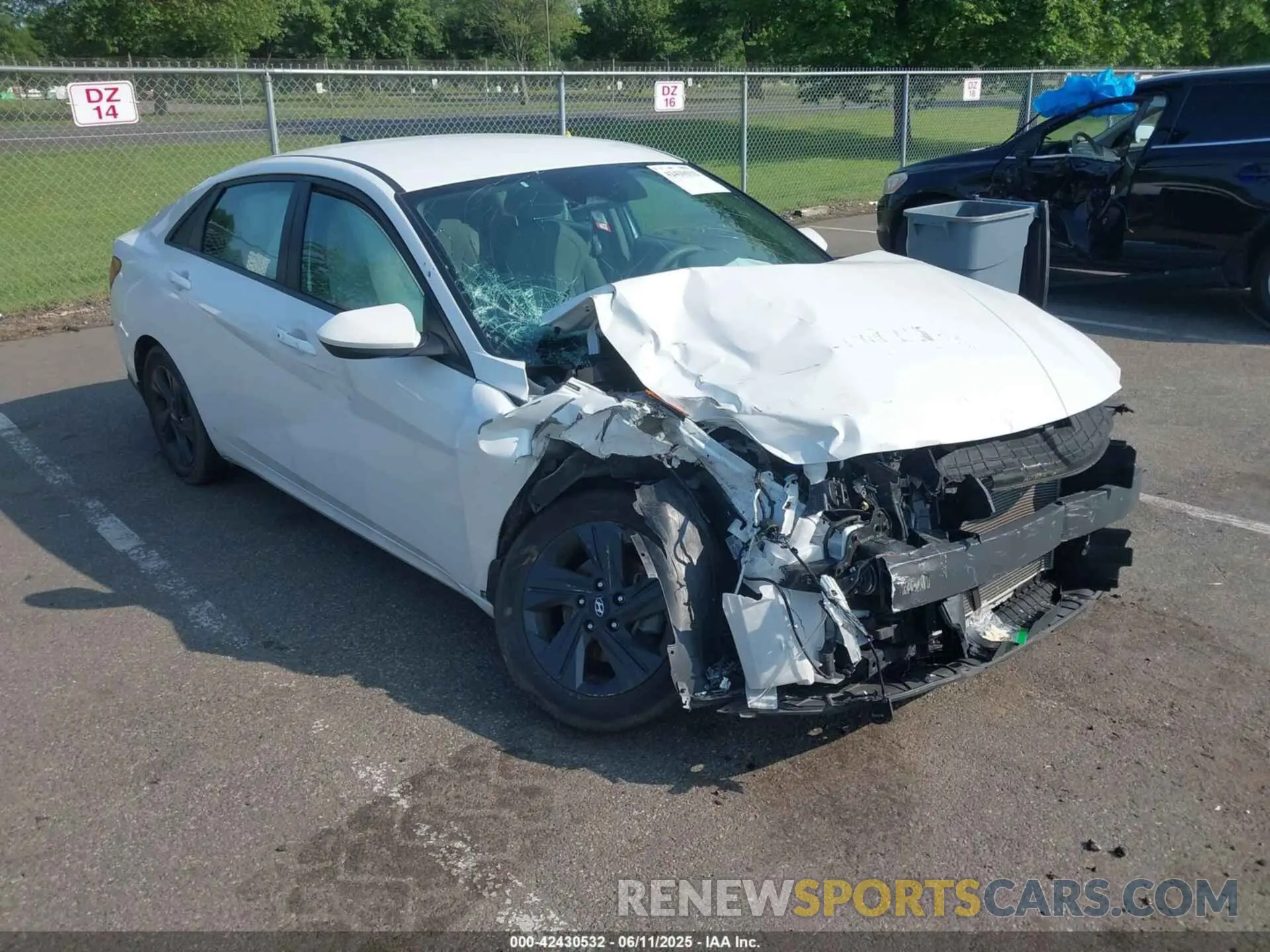 1 Photograph of a damaged car 5NPLM4AG5NH081026 HYUNDAI ELANTRA 2022