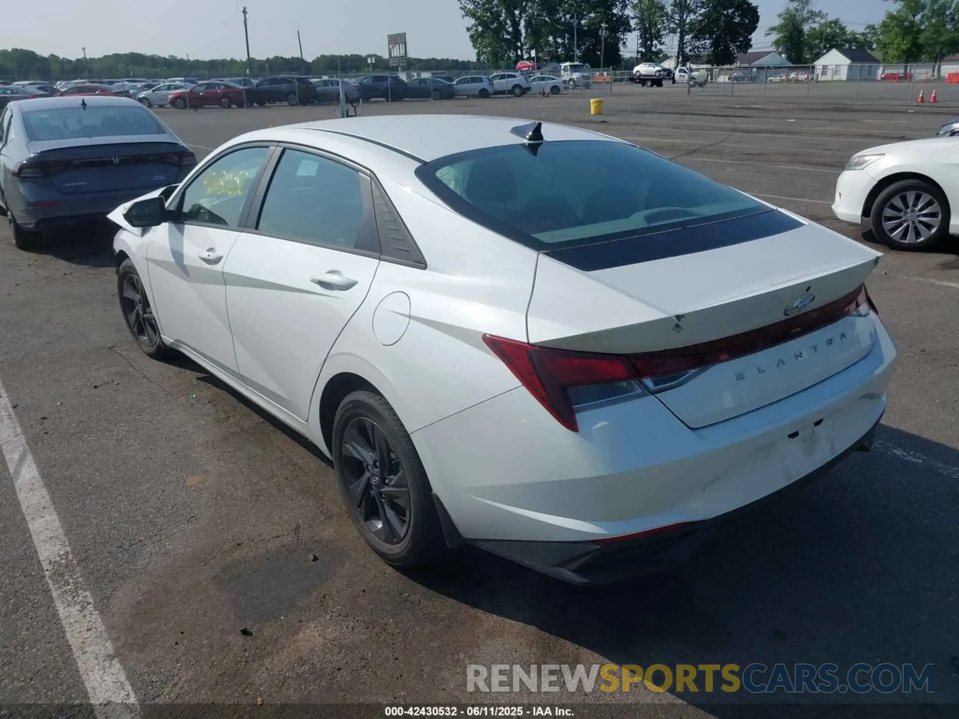 3 Photograph of a damaged car 5NPLM4AG5NH081026 HYUNDAI ELANTRA 2022