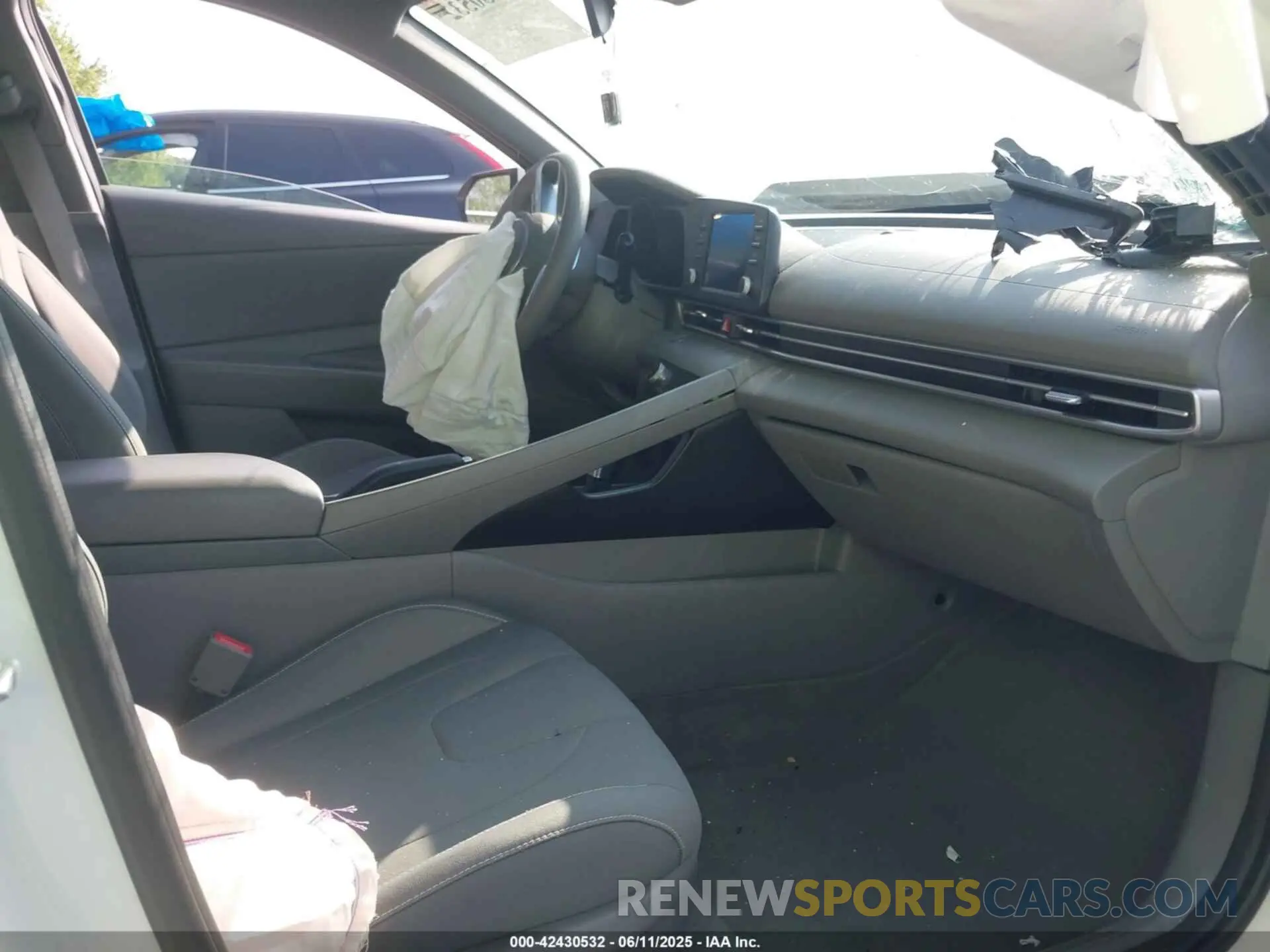 5 Photograph of a damaged car 5NPLM4AG5NH081026 HYUNDAI ELANTRA 2022