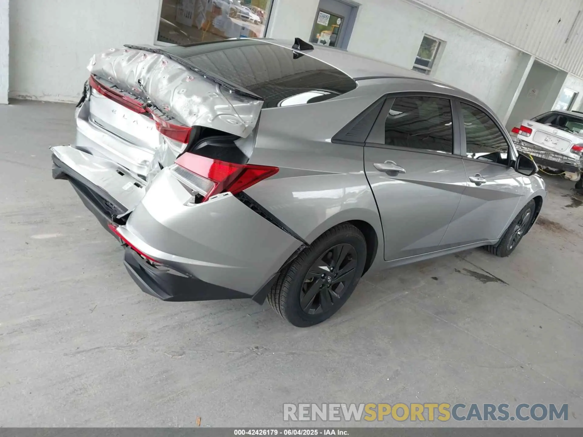 4 Photograph of a damaged car 5NPLM4AG7NH060954 HYUNDAI ELANTRA 2022
