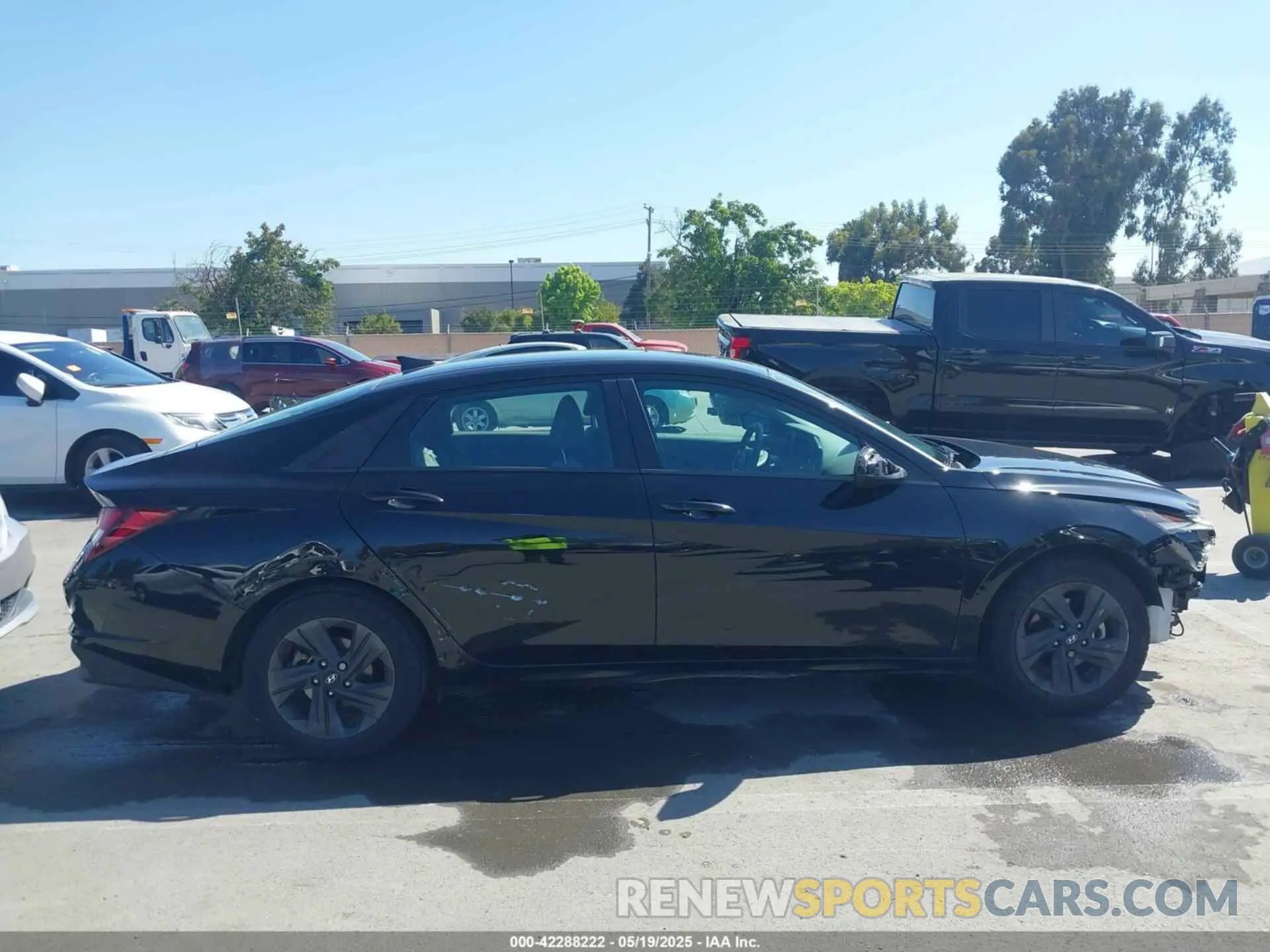 13 Photograph of a damaged car 5NPLM4AG7NH068312 HYUNDAI ELANTRA 2022