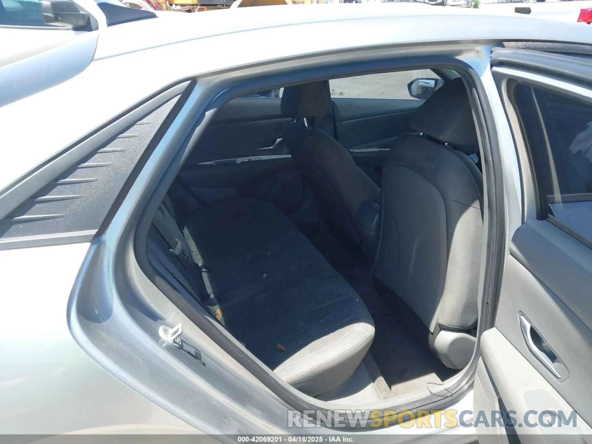 8 Photograph of a damaged car 5NPLM4AG8NH081957 HYUNDAI ELANTRA 2022