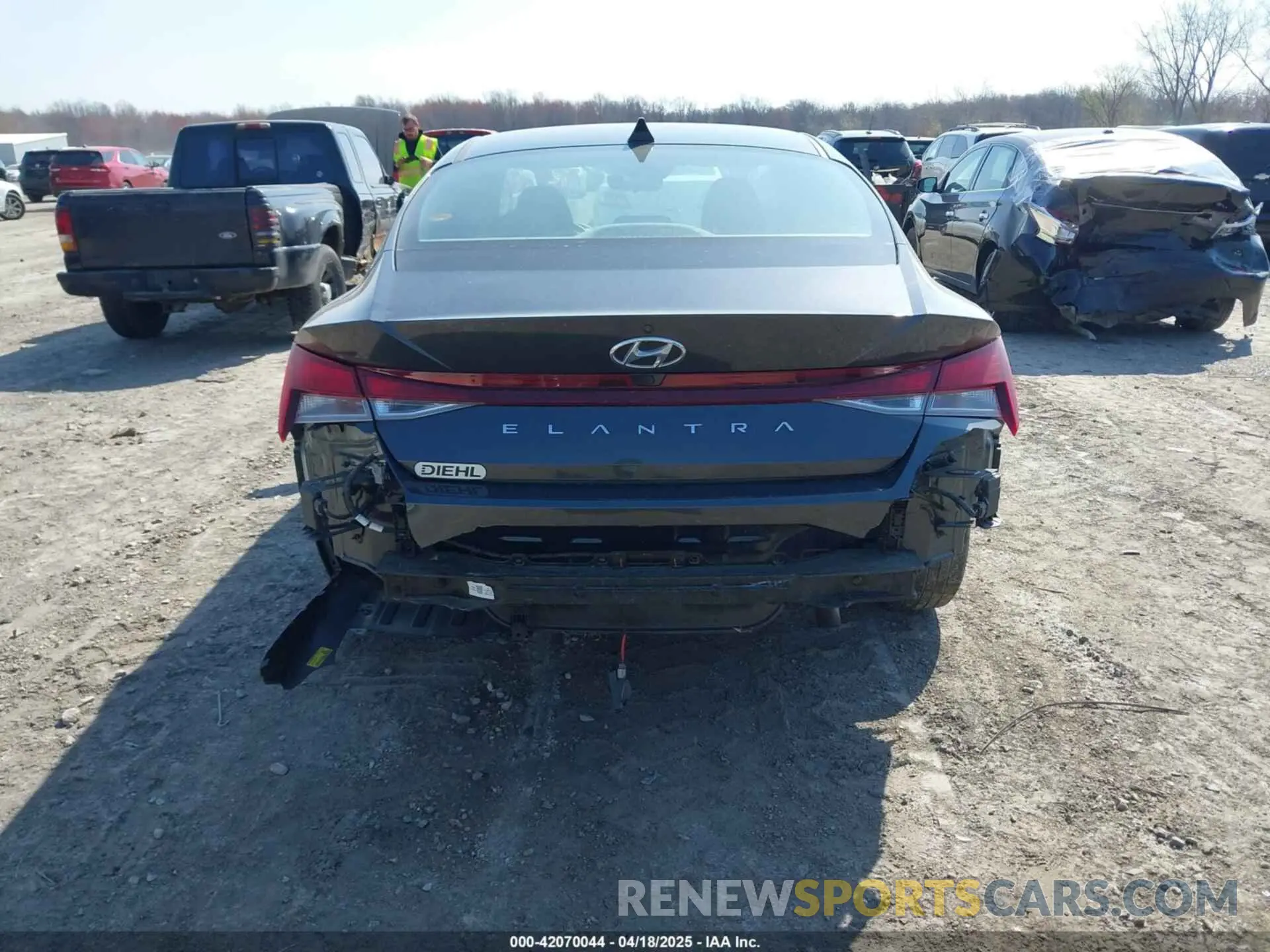 17 Photograph of a damaged car 5NPLM4AGXNH065808 HYUNDAI ELANTRA 2022