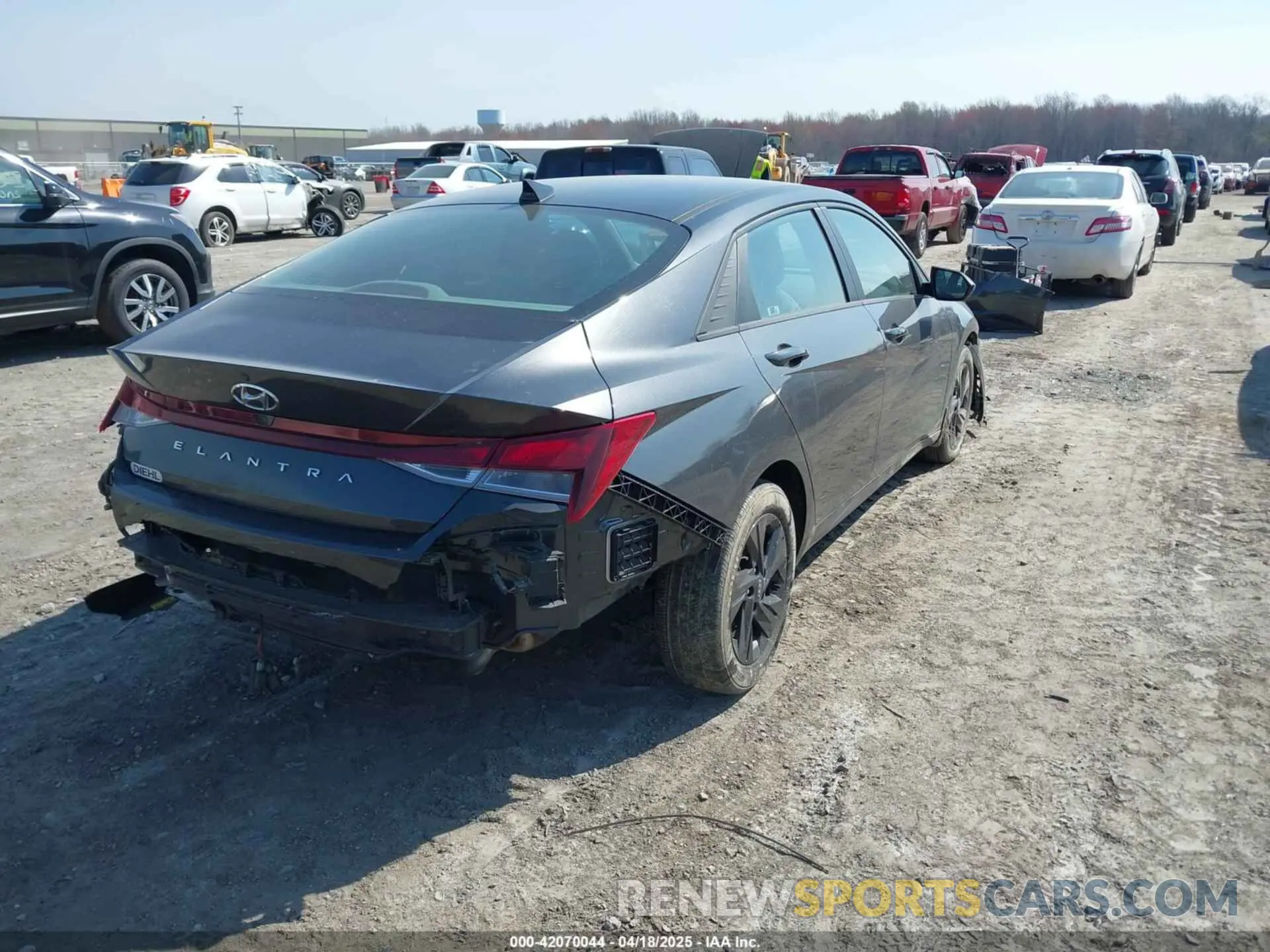 4 Photograph of a damaged car 5NPLM4AGXNH065808 HYUNDAI ELANTRA 2022