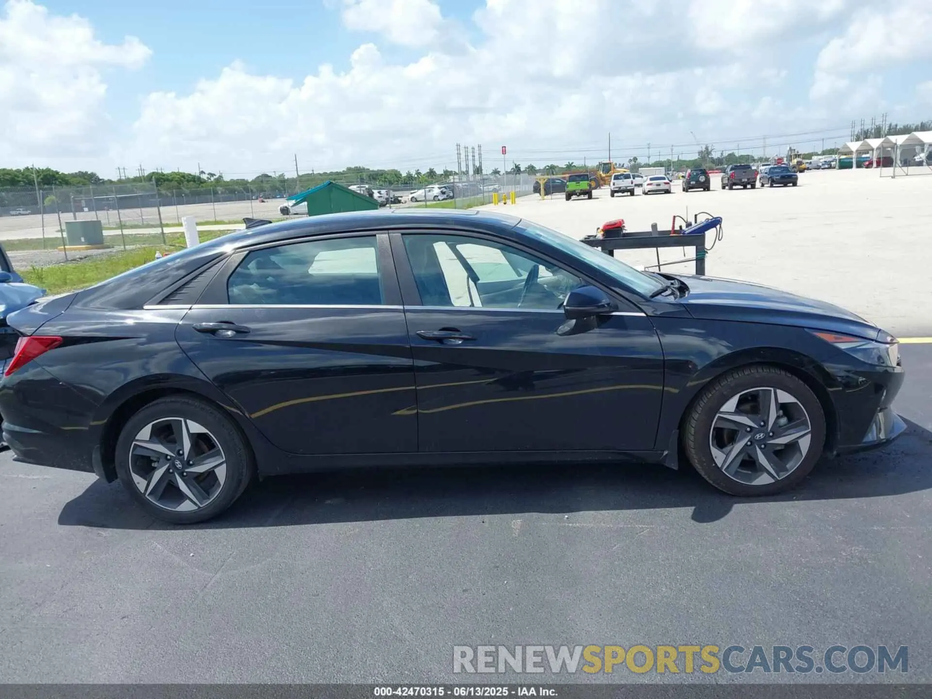 13 Photograph of a damaged car 5NPLN4AG5NH073313 HYUNDAI ELANTRA 2022