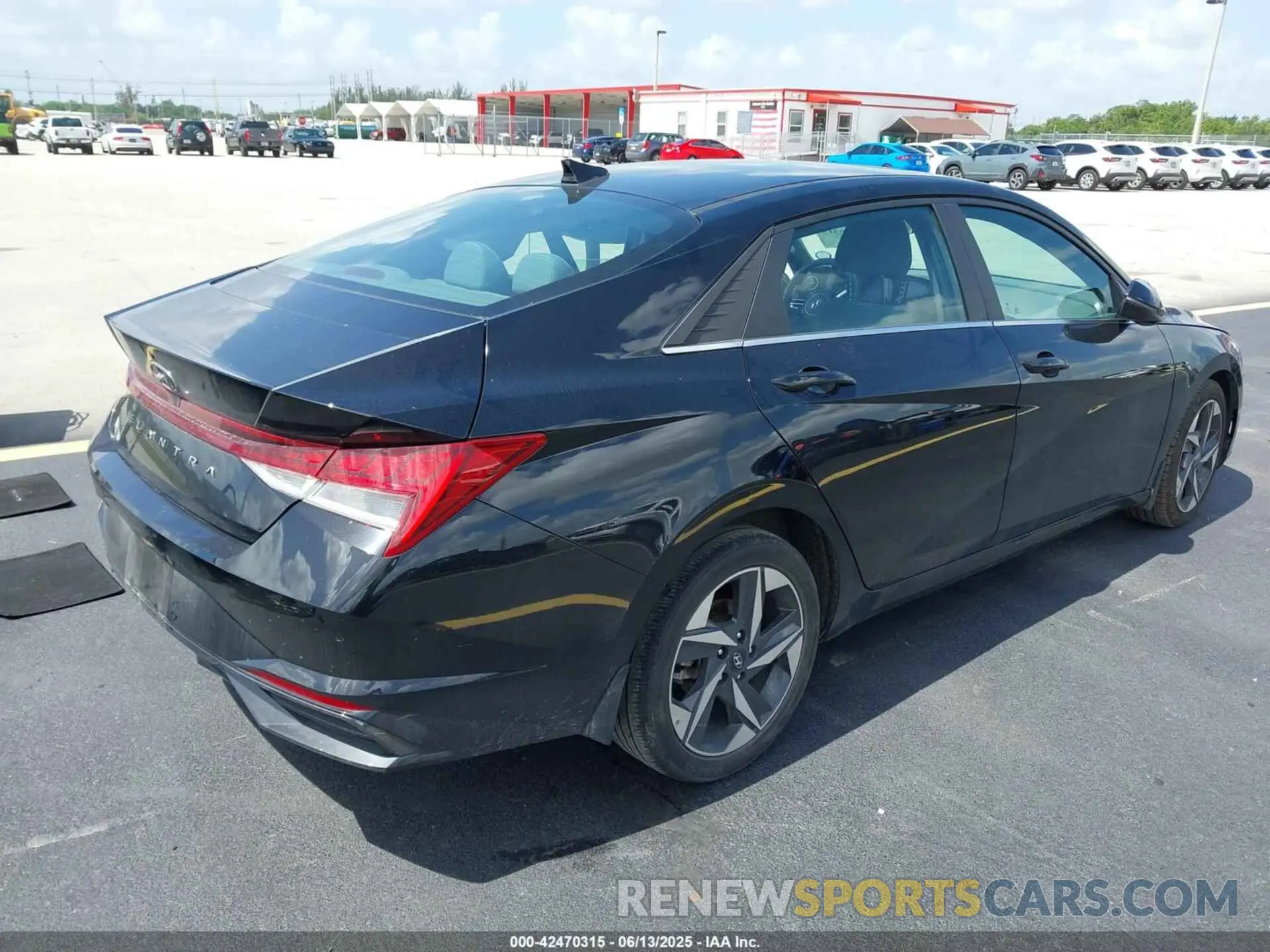 4 Photograph of a damaged car 5NPLN4AG5NH073313 HYUNDAI ELANTRA 2022