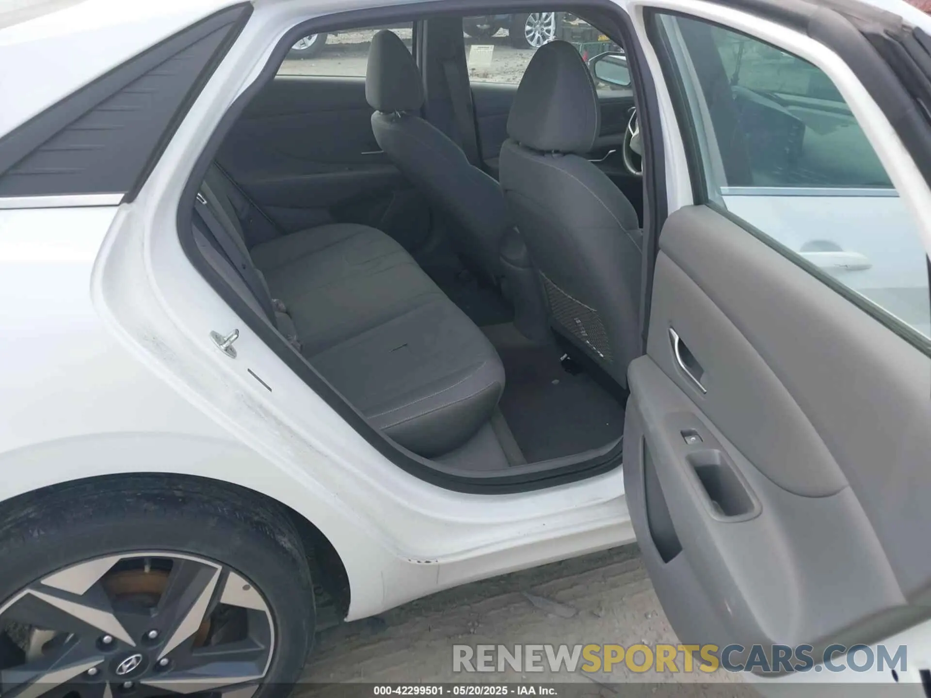 8 Photograph of a damaged car 5NPLN4AG7NH068727 HYUNDAI ELANTRA 2022