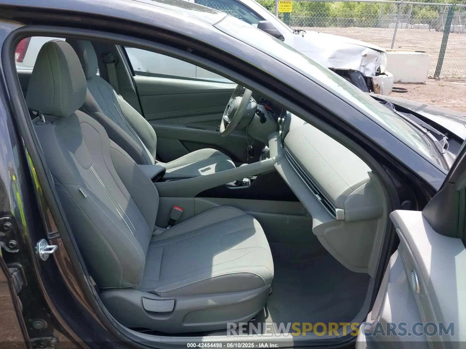 5 Photograph of a damaged car 5NPLN4AG7NH074978 HYUNDAI ELANTRA 2022
