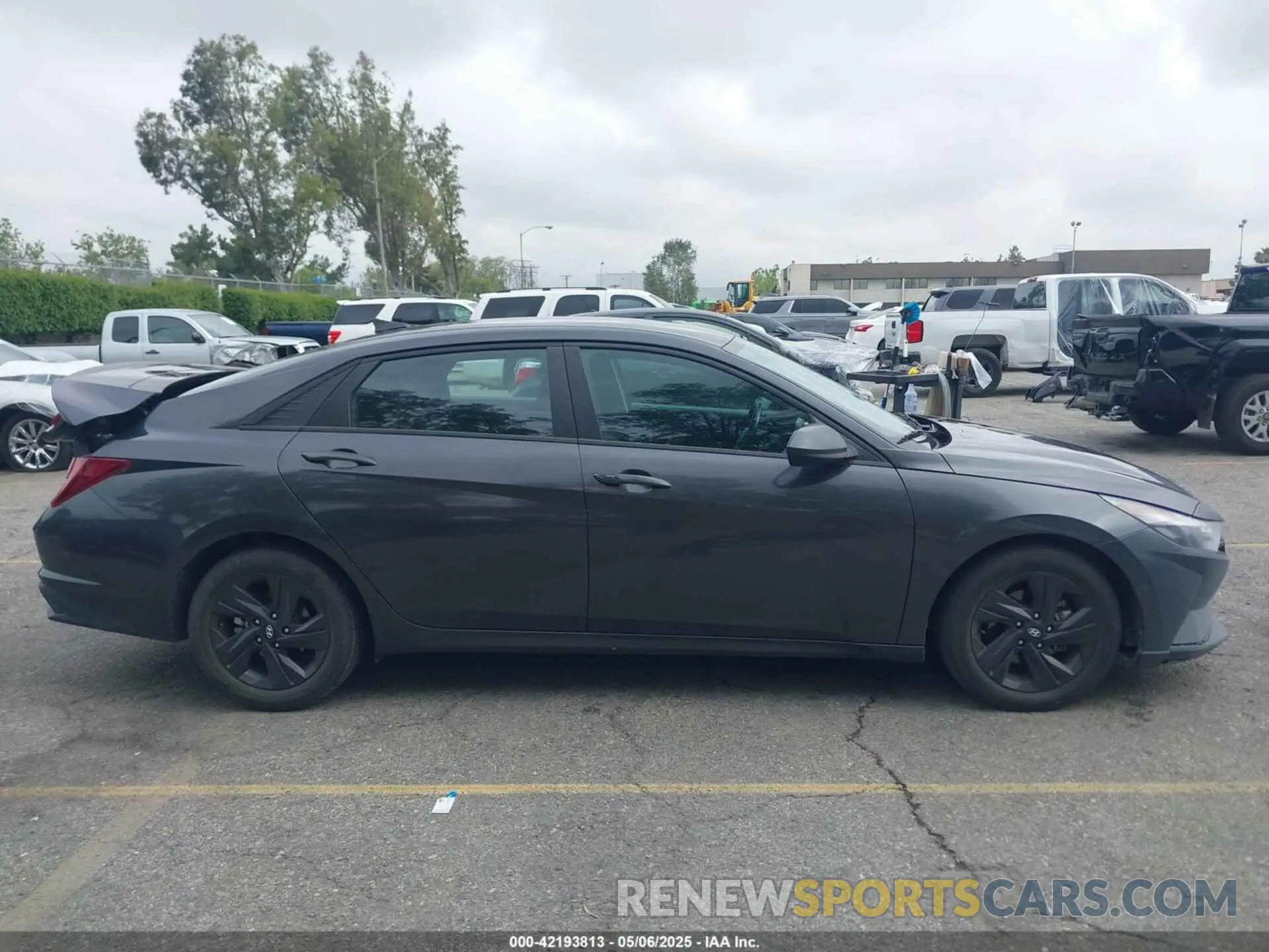 13 Photograph of a damaged car 5NPLS4AG0NH064477 HYUNDAI ELANTRA 2022