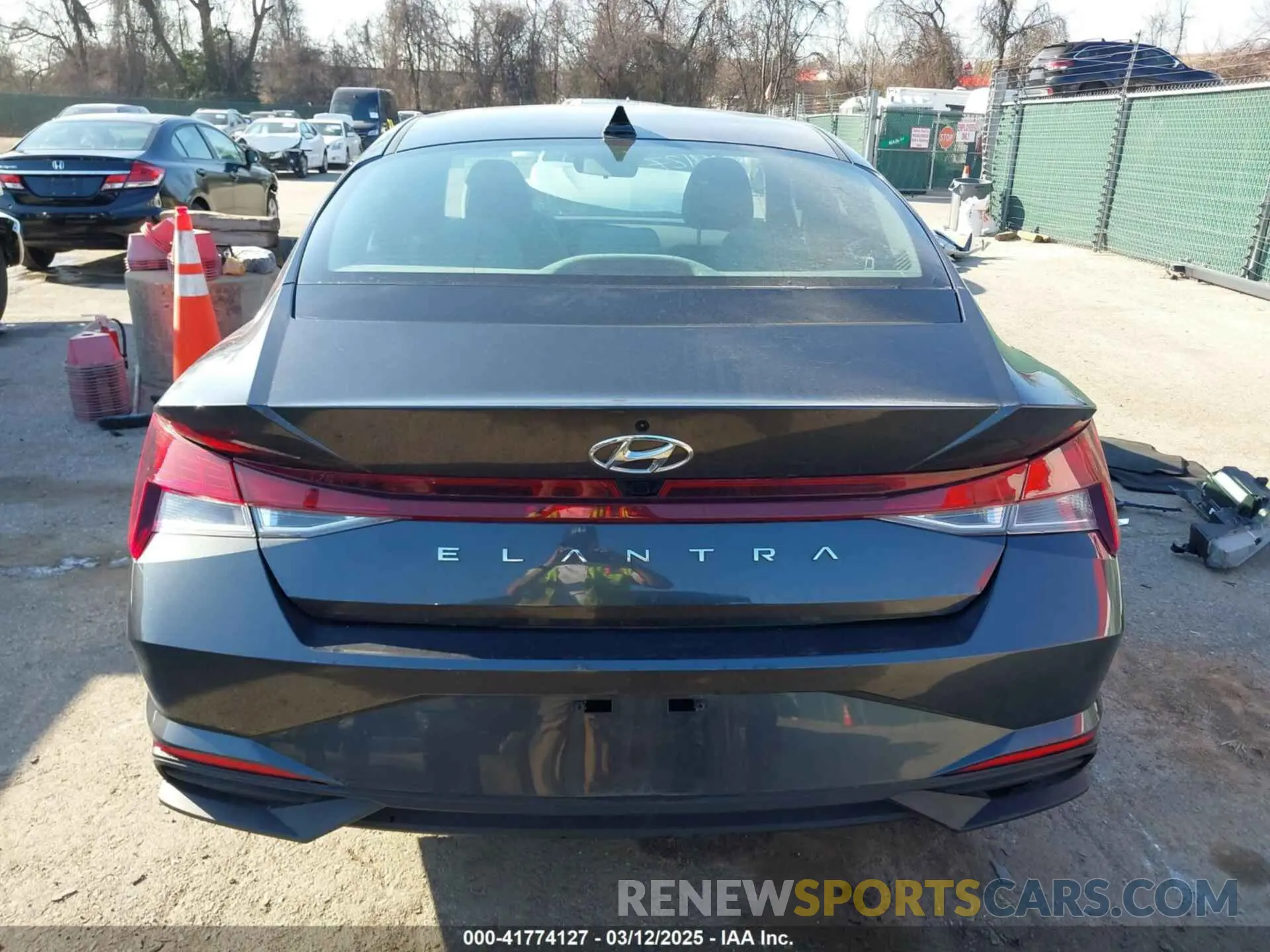 17 Photograph of a damaged car 5NPLS4AG0NH075141 HYUNDAI ELANTRA 2022