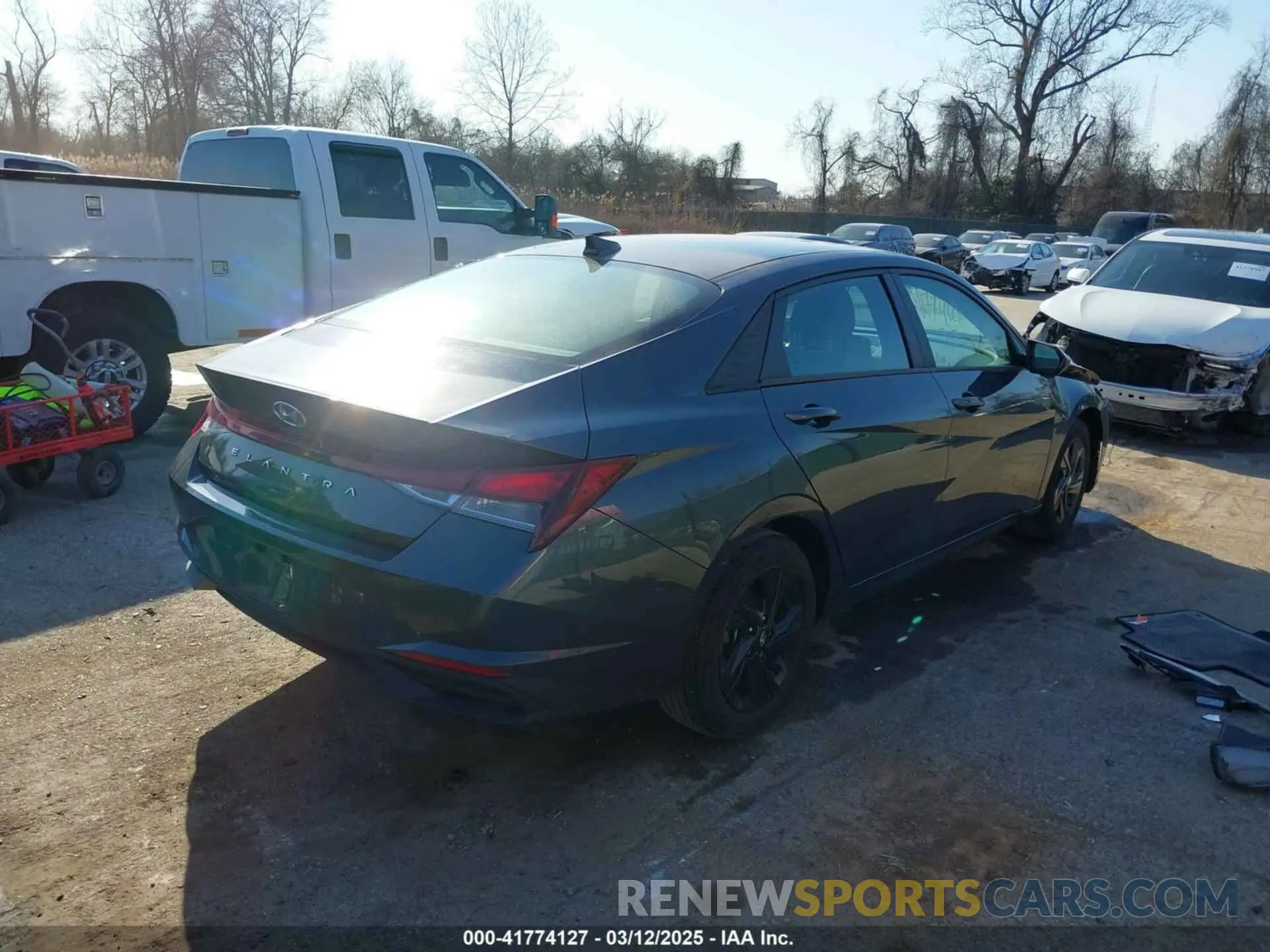 4 Photograph of a damaged car 5NPLS4AG0NH075141 HYUNDAI ELANTRA 2022