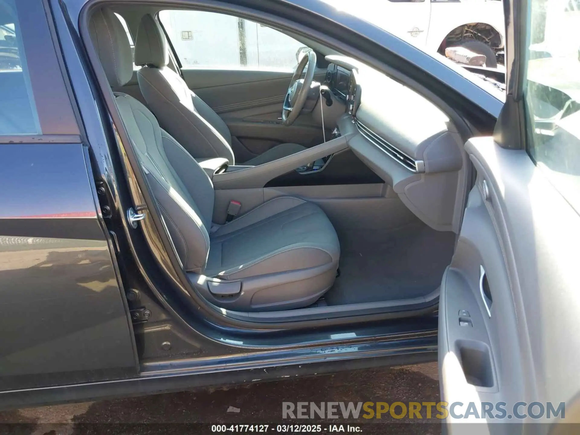 5 Photograph of a damaged car 5NPLS4AG0NH075141 HYUNDAI ELANTRA 2022