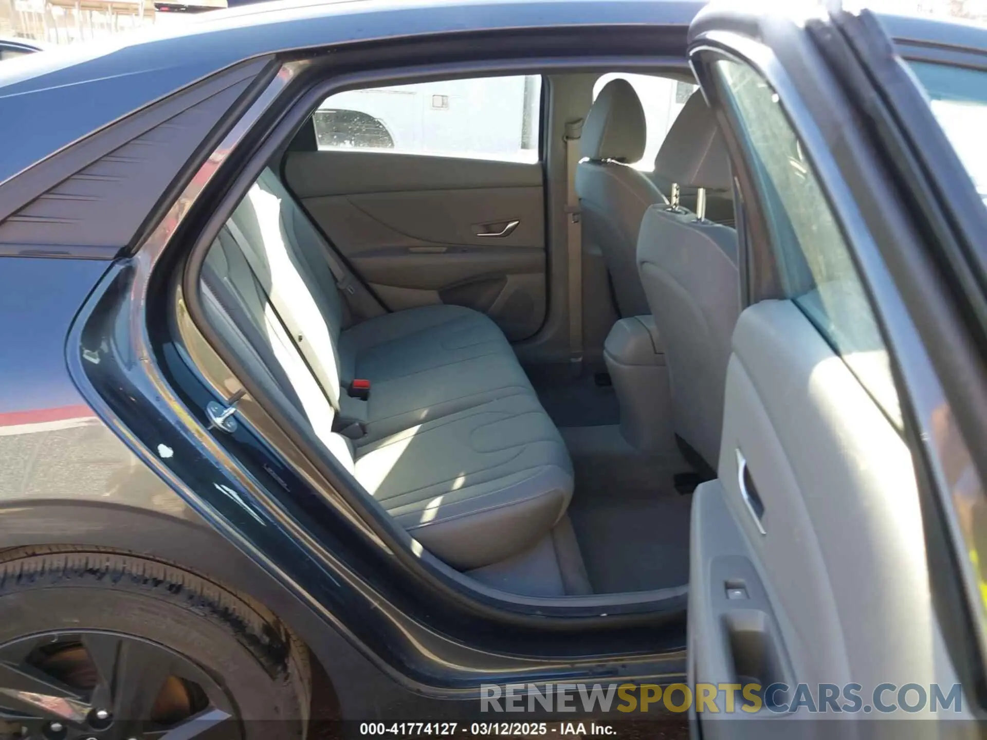 8 Photograph of a damaged car 5NPLS4AG0NH075141 HYUNDAI ELANTRA 2022