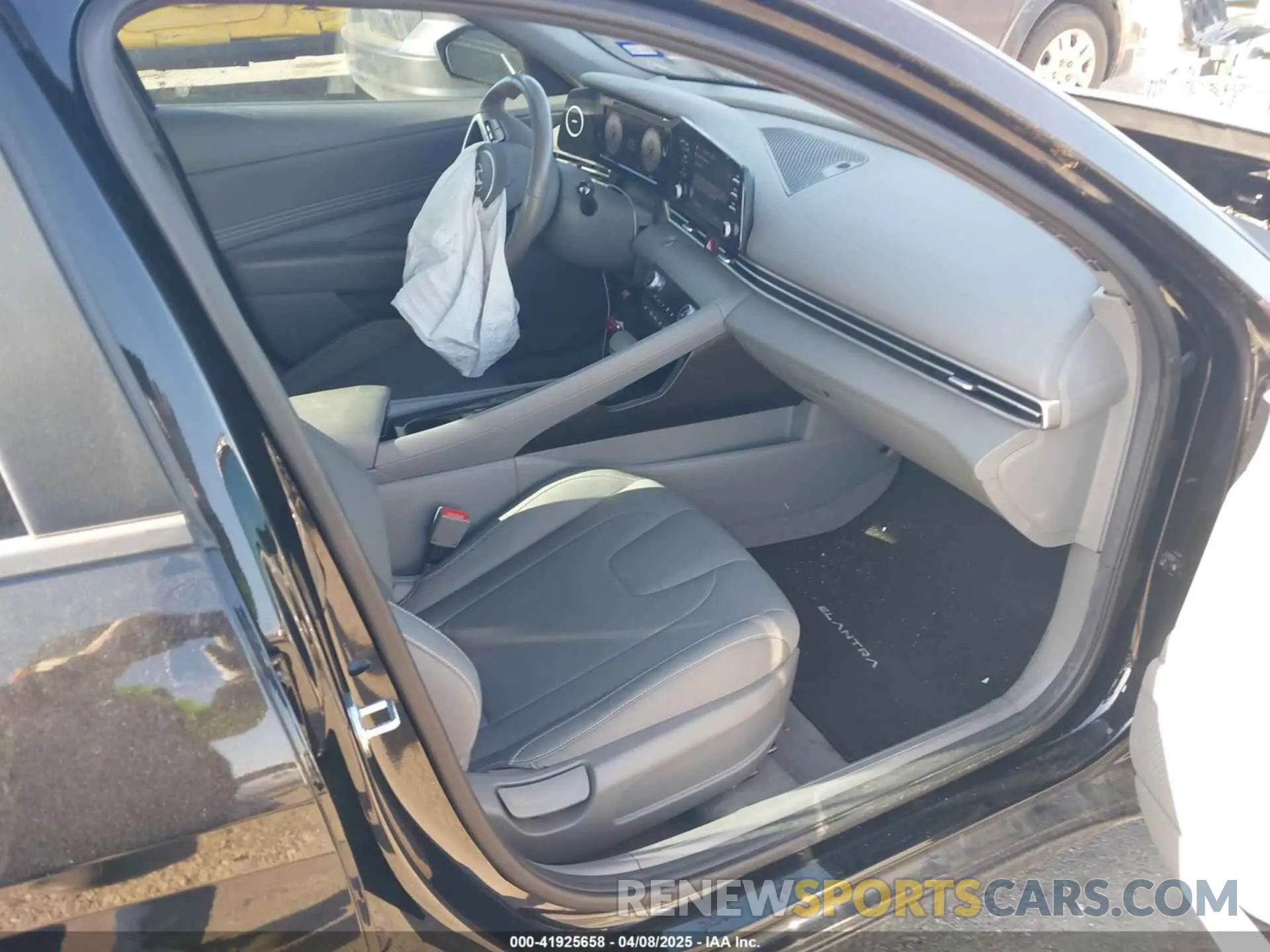 5 Photograph of a damaged car 5NPLS4AG0NH084969 HYUNDAI ELANTRA 2022