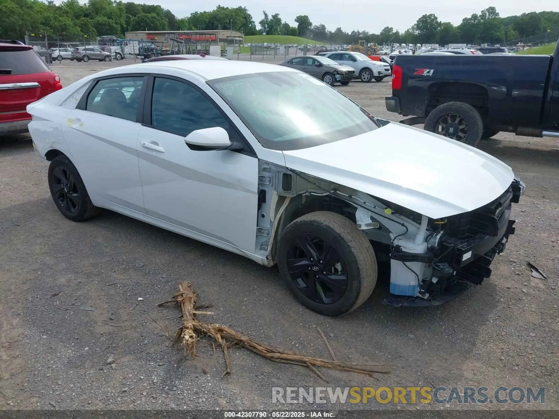 1 Photograph of a damaged car 5NPLS4AG4NH081332 HYUNDAI ELANTRA 2022