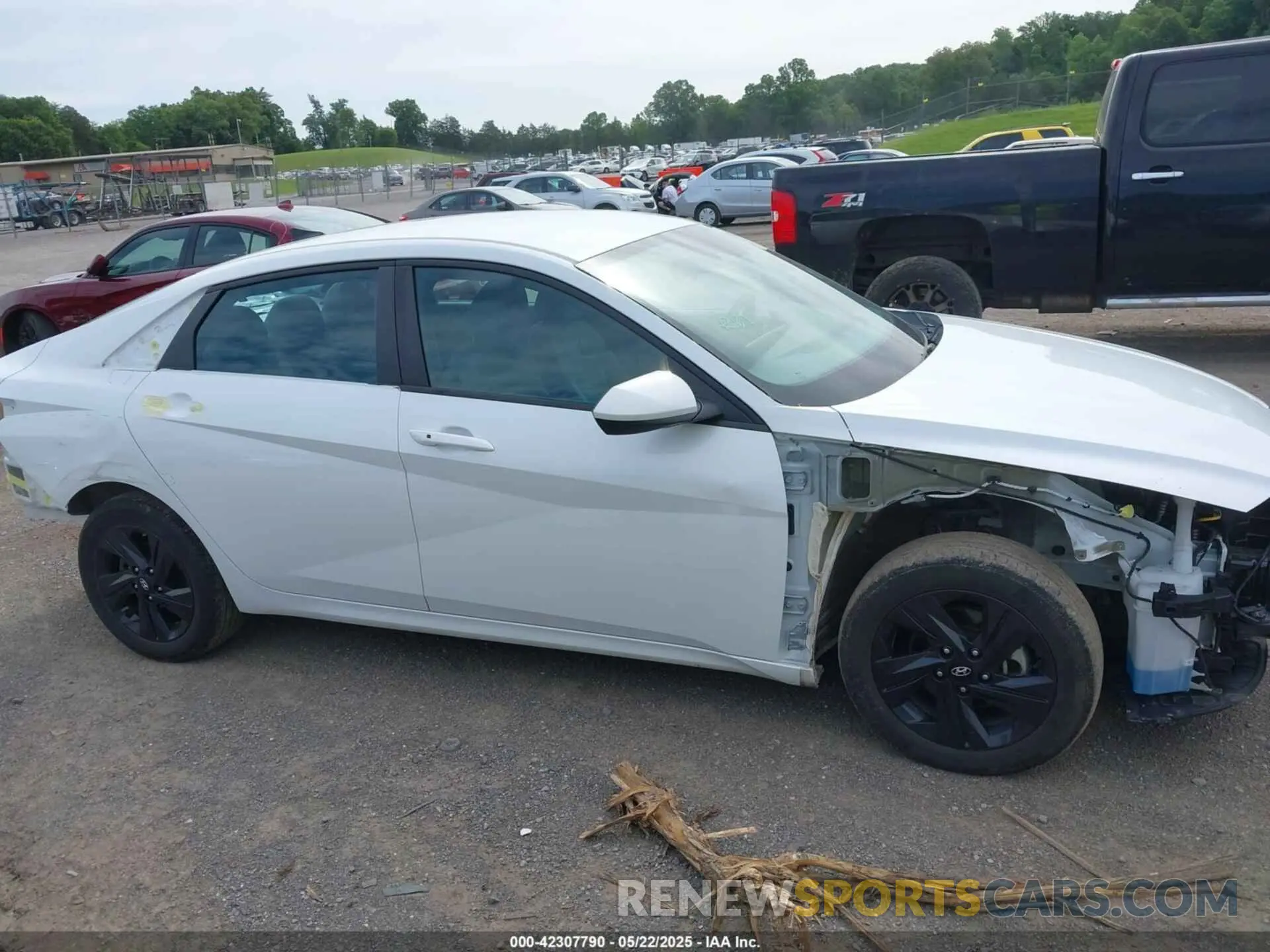 13 Photograph of a damaged car 5NPLS4AG4NH081332 HYUNDAI ELANTRA 2022