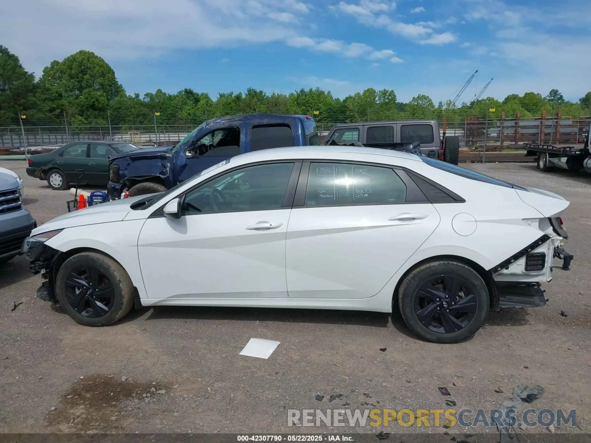 14 Photograph of a damaged car 5NPLS4AG4NH081332 HYUNDAI ELANTRA 2022