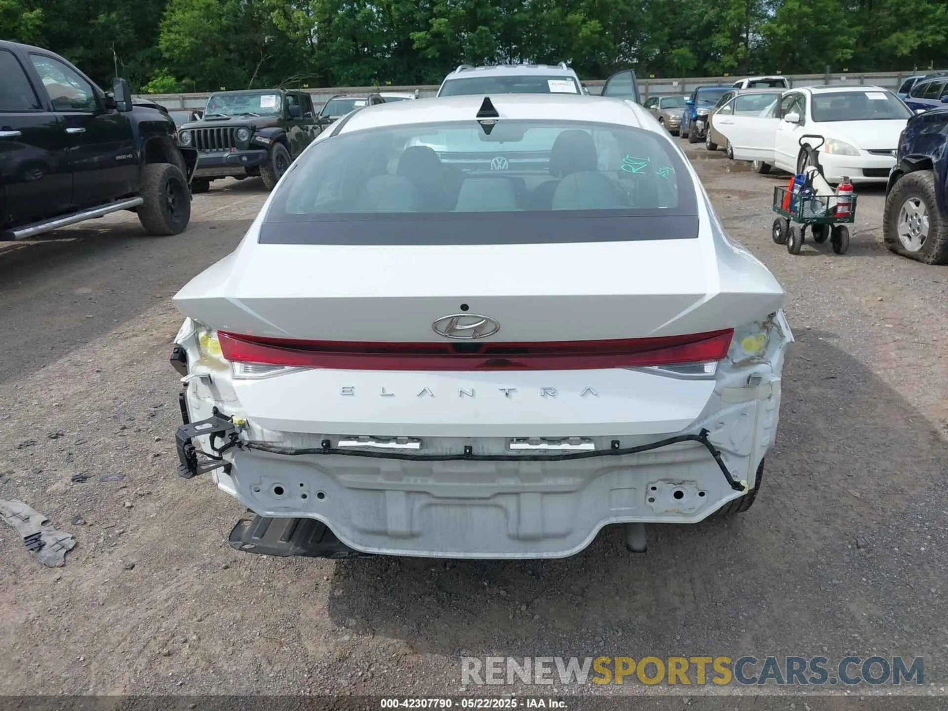 16 Photograph of a damaged car 5NPLS4AG4NH081332 HYUNDAI ELANTRA 2022