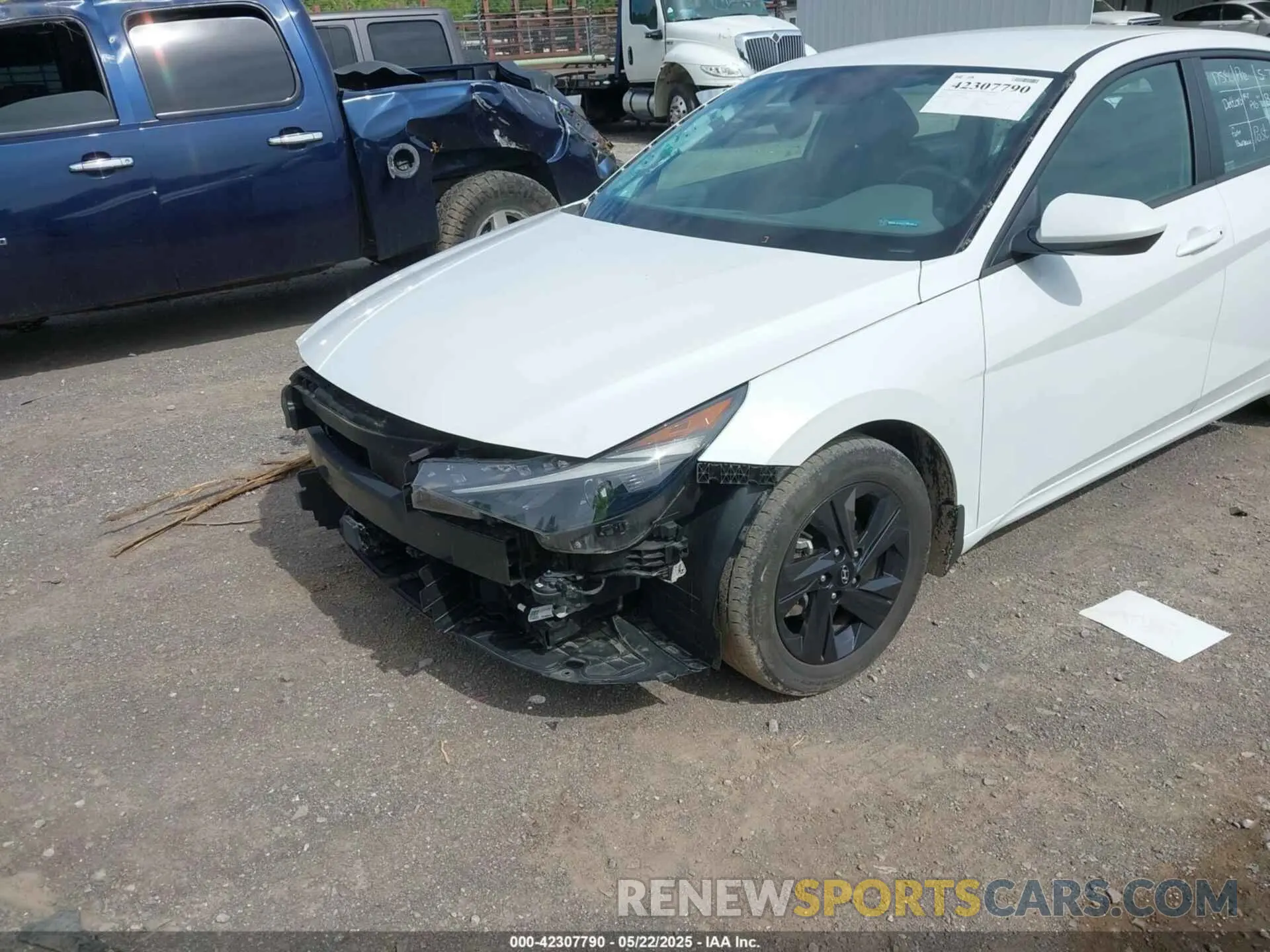 17 Photograph of a damaged car 5NPLS4AG4NH081332 HYUNDAI ELANTRA 2022