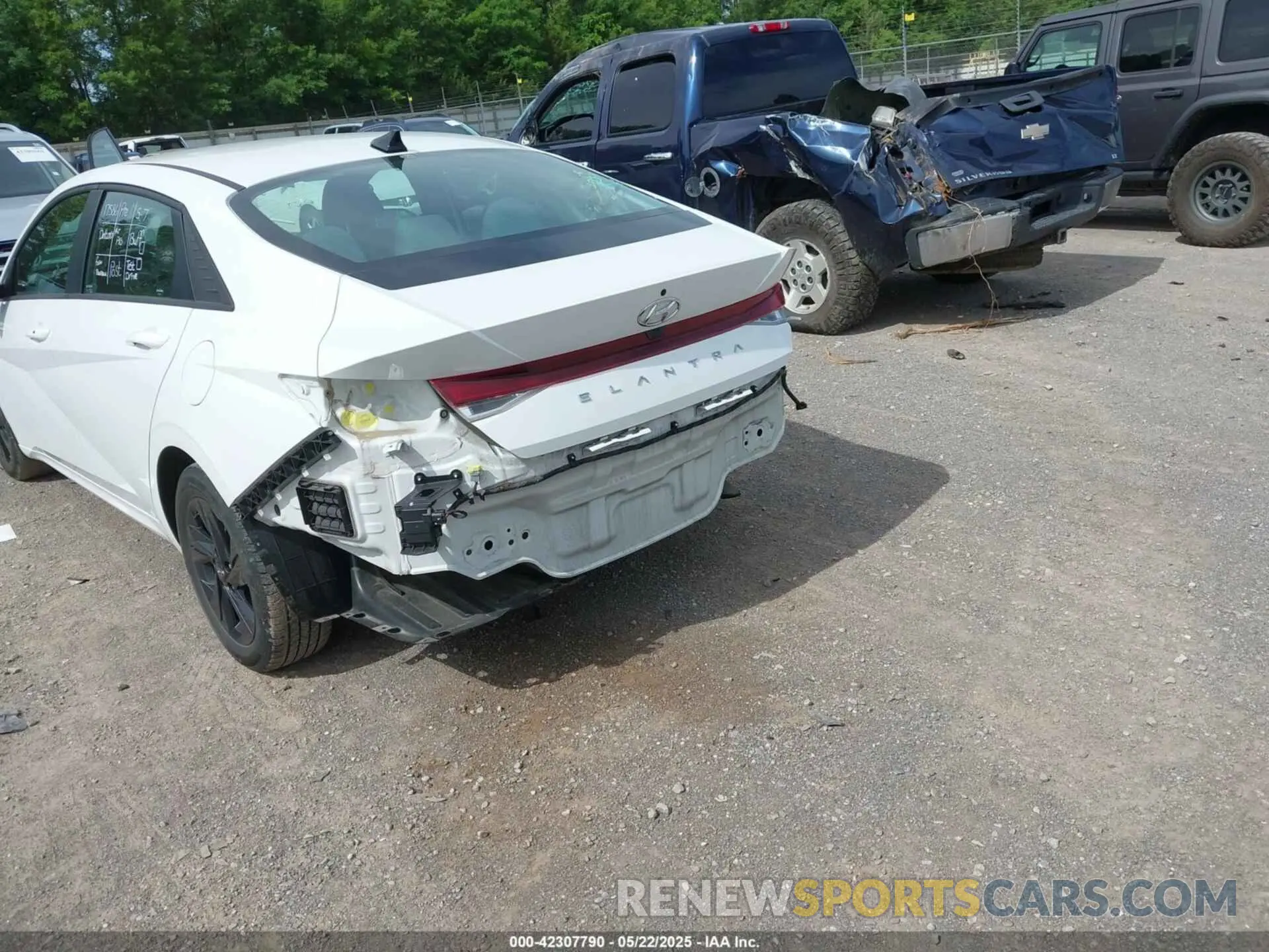 18 Photograph of a damaged car 5NPLS4AG4NH081332 HYUNDAI ELANTRA 2022