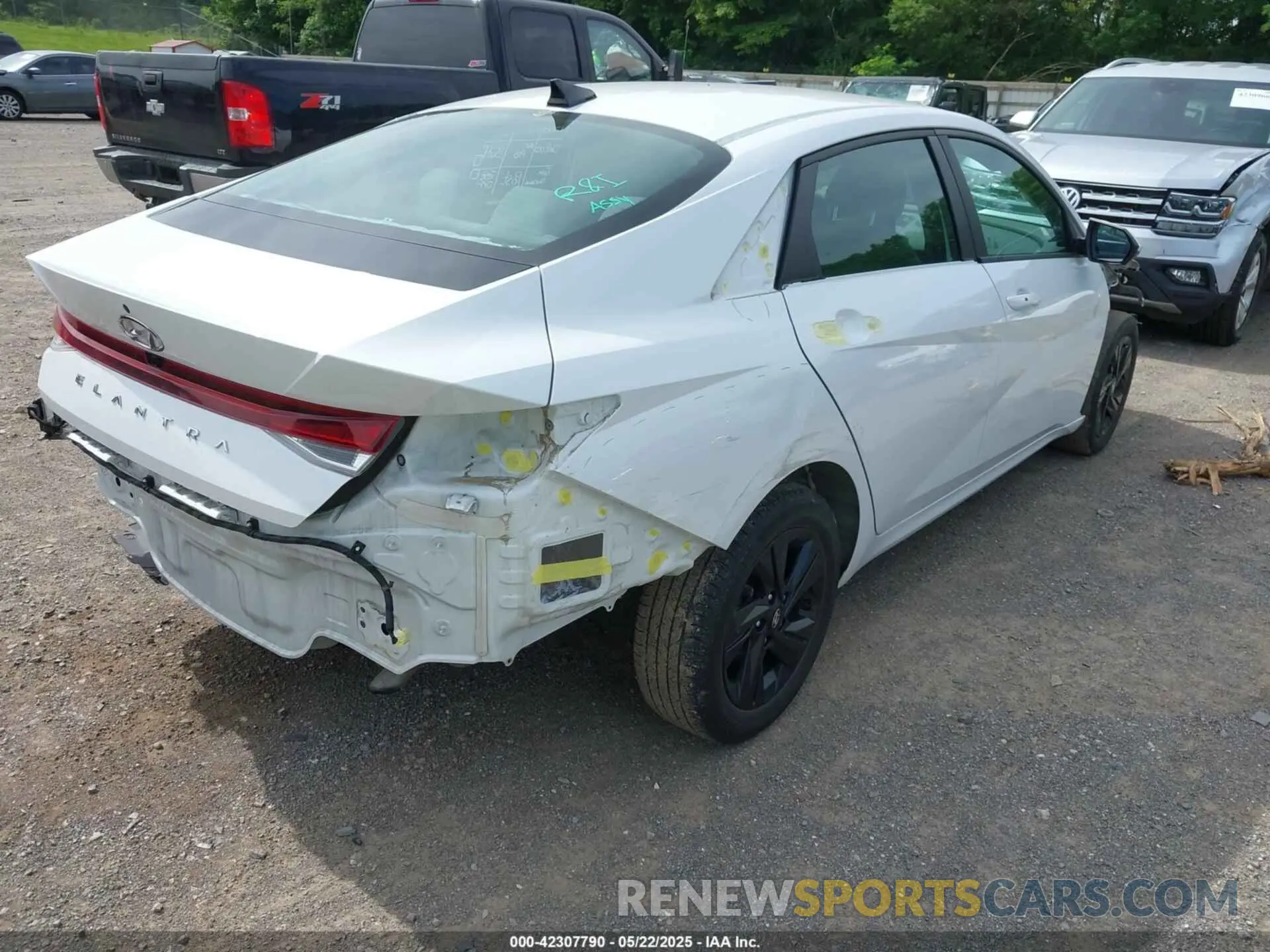 19 Photograph of a damaged car 5NPLS4AG4NH081332 HYUNDAI ELANTRA 2022