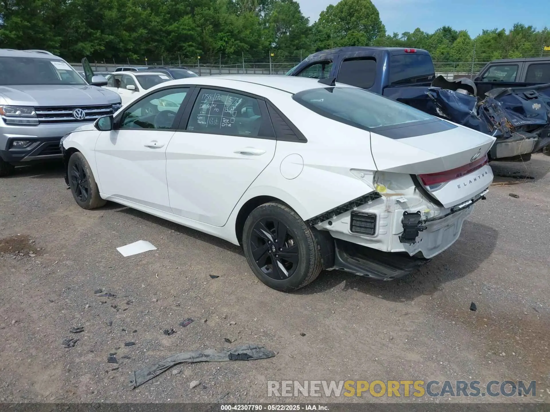3 Photograph of a damaged car 5NPLS4AG4NH081332 HYUNDAI ELANTRA 2022