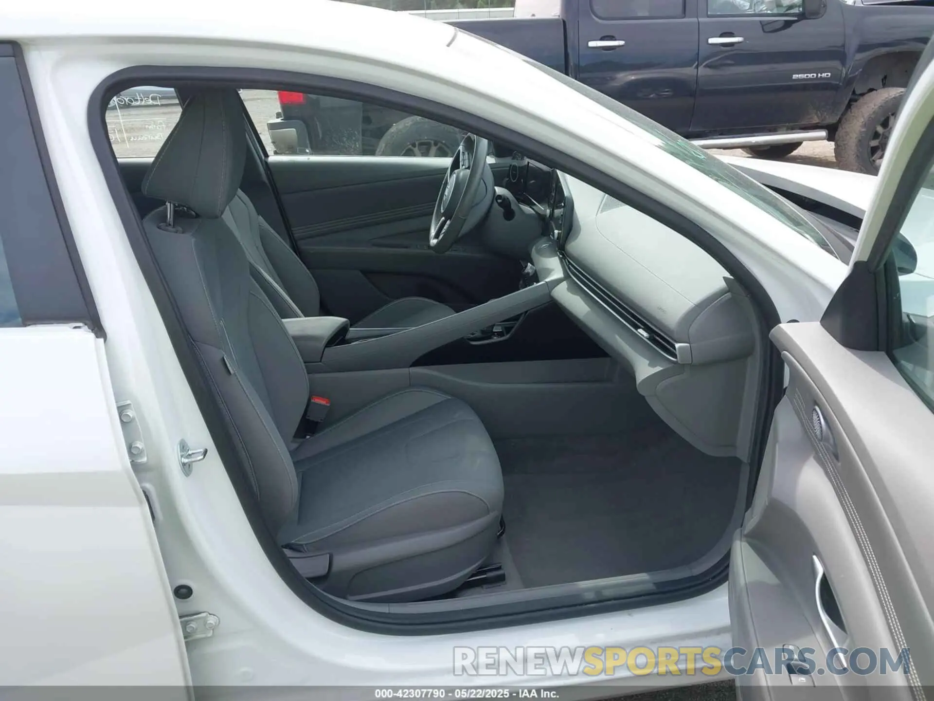 5 Photograph of a damaged car 5NPLS4AG4NH081332 HYUNDAI ELANTRA 2022