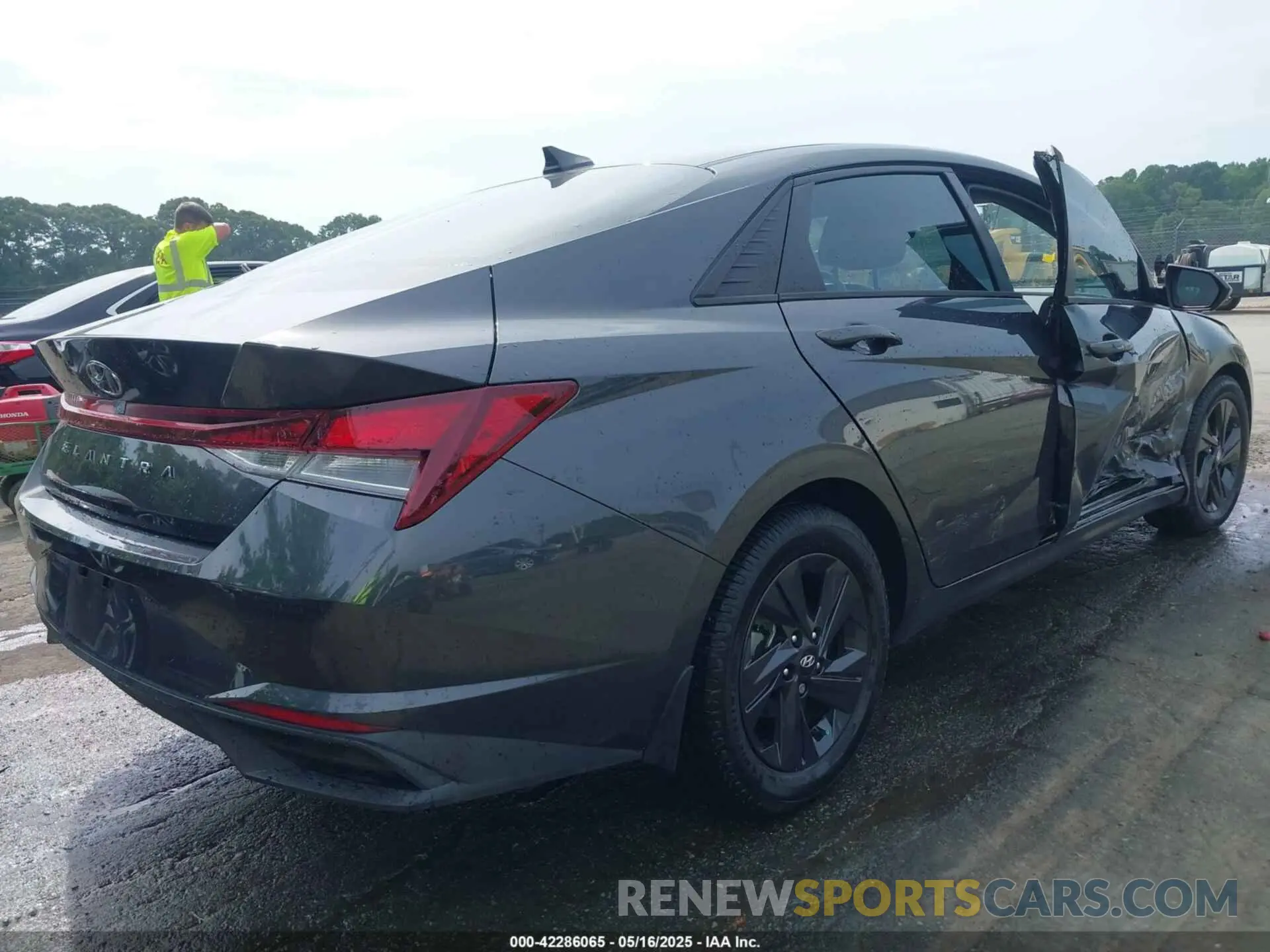 4 Photograph of a damaged car 5NPLS4AG5NH078732 HYUNDAI ELANTRA 2022